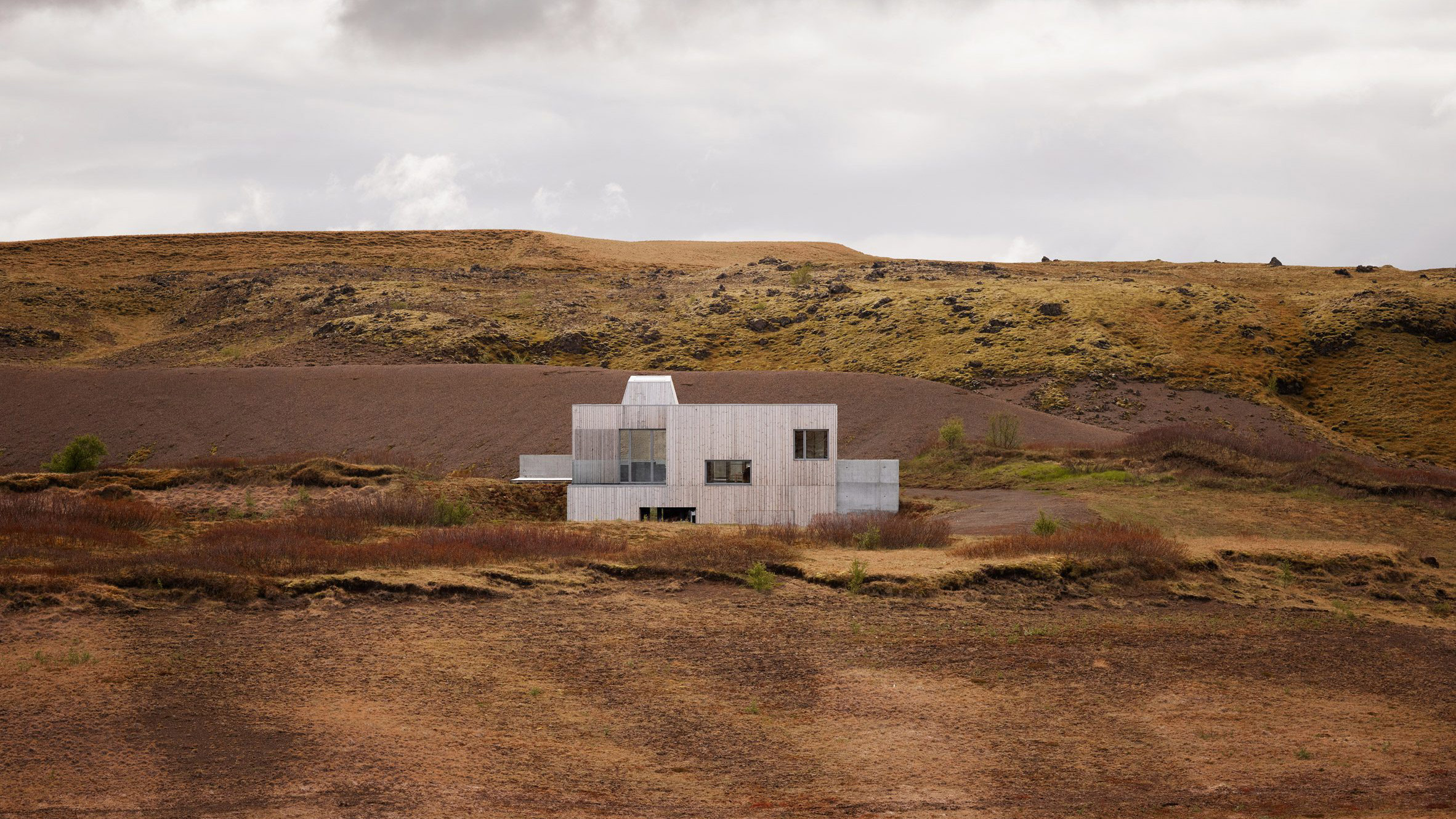 Yrki Arkitektar coloca Swan Nest com vista para o vulcão islandês