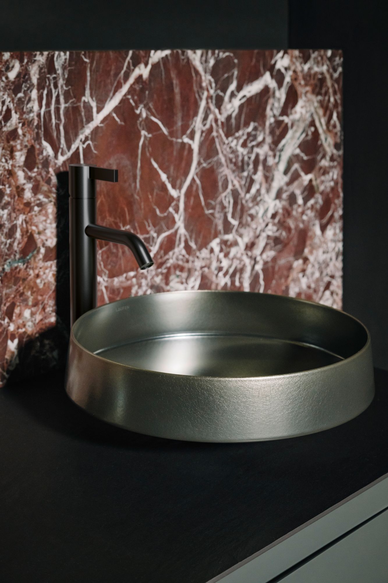 LAUFEN apresenta VITREON steel: uma nova harmonia de materiais para o banheiro contemporâneo