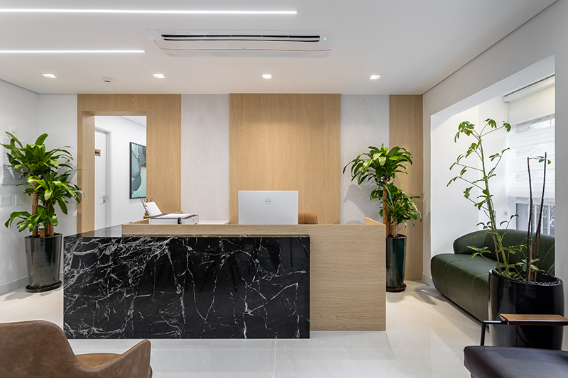 Clínica de 85m² em Moema aposta em design acolhedor para transformar a experiência do paciente