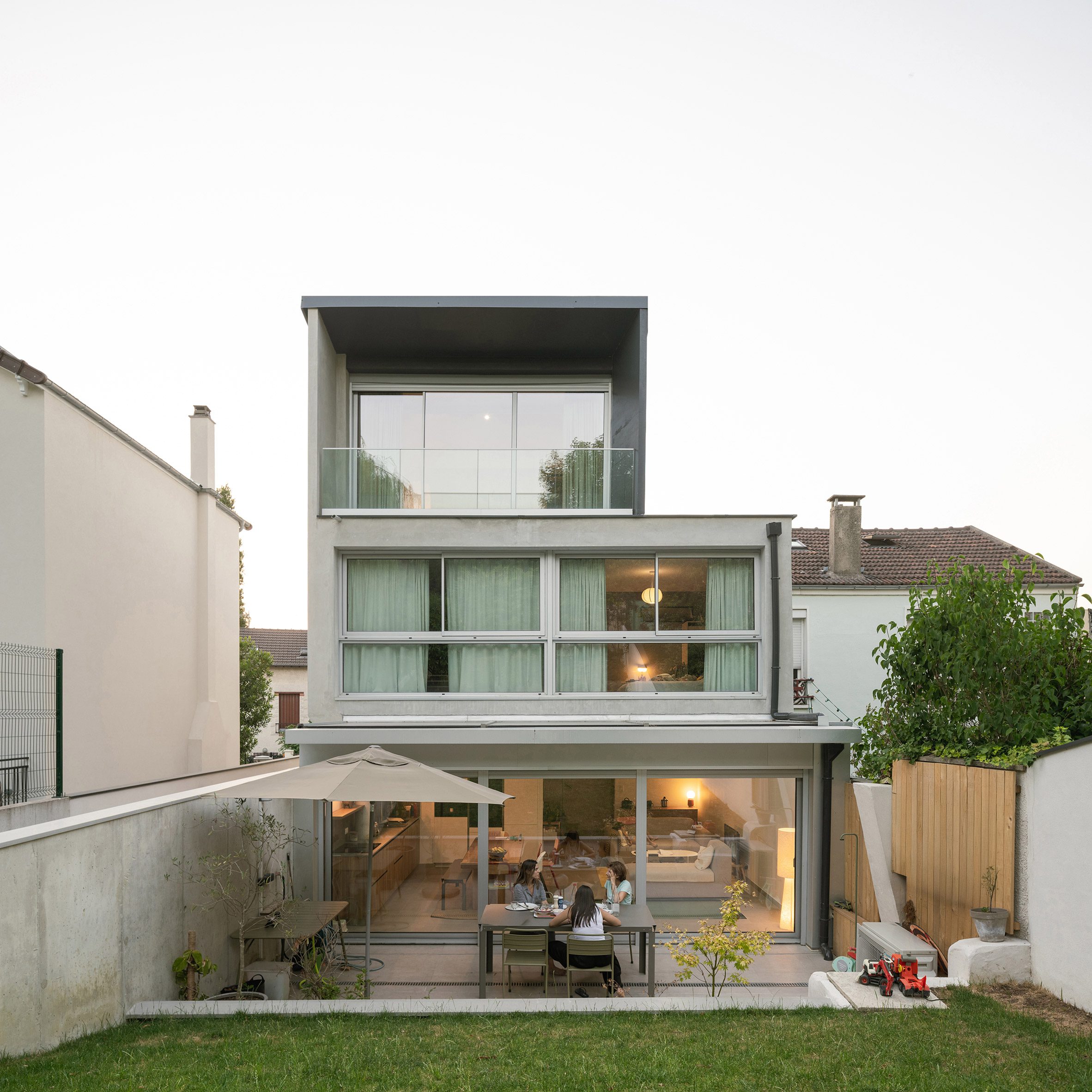 MXarchitecture instala casas consecutivas no subúrbio de Paris