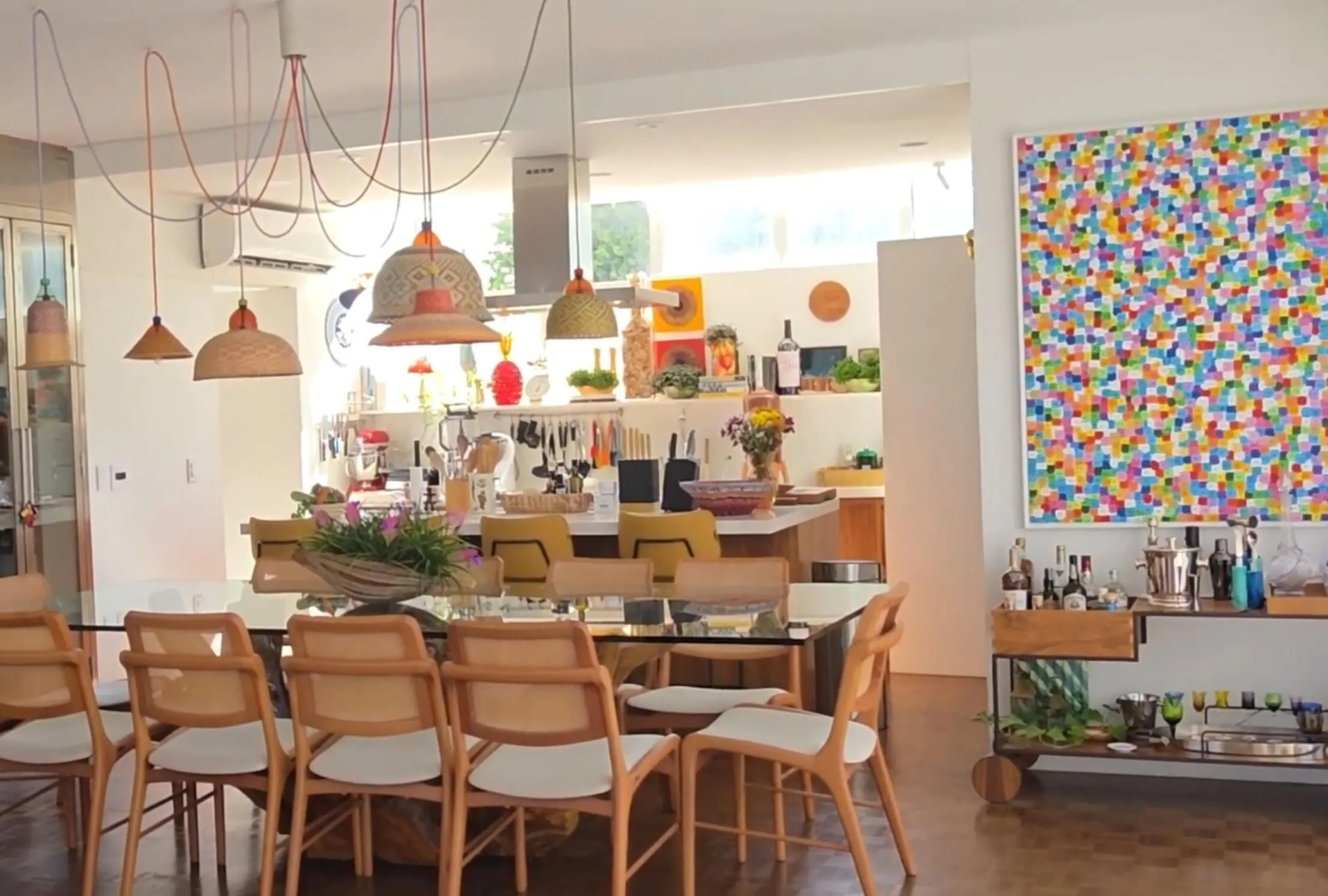 Viagens, personalidade e cores reunidas em um só apê