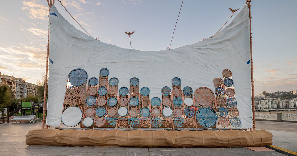 com pavilhão feito com bordados coletivos, izaskun chinchila testa a utopia urbana