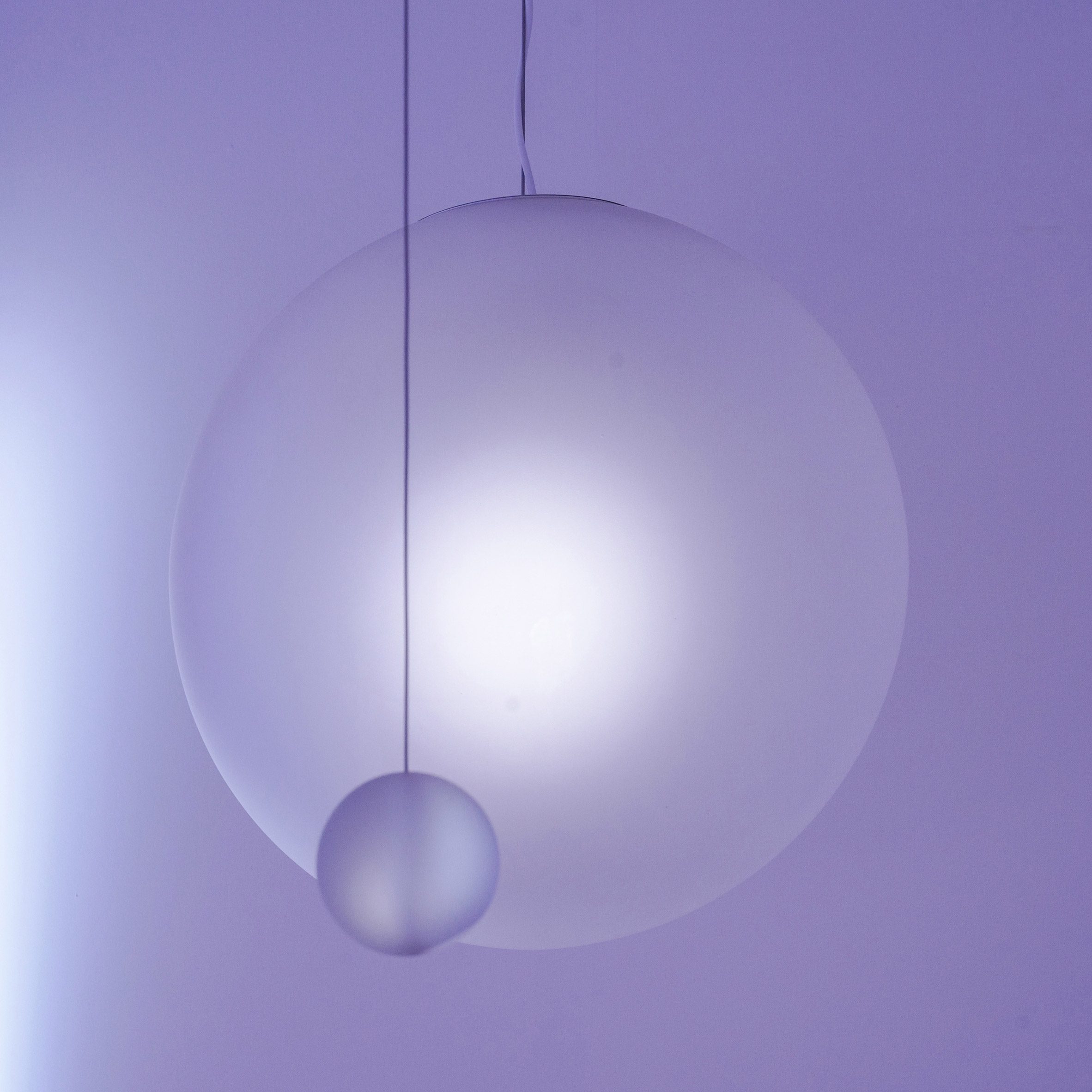 A instalação projetada pela OMA forma o cenário para a vitrine de iluminação Oll