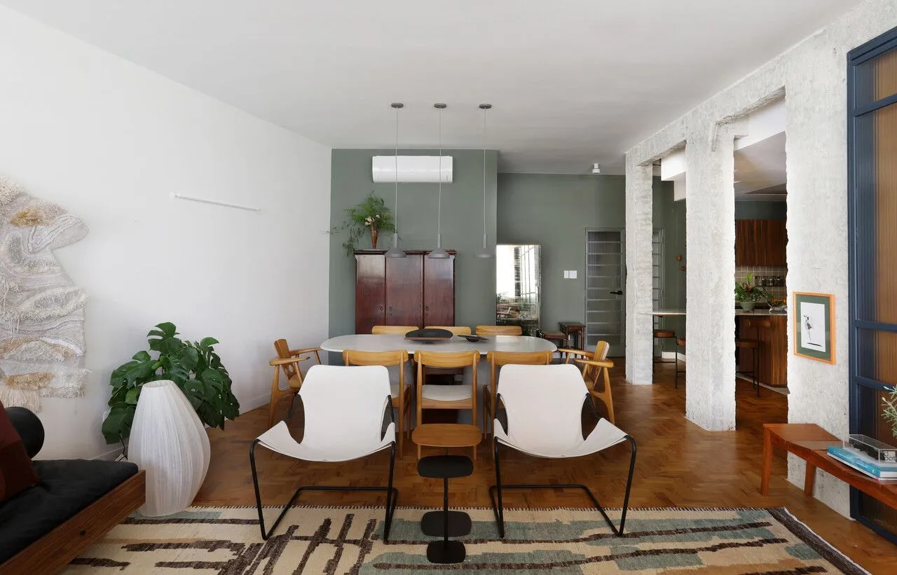 Simplicidade, design brasileiro e cozinha como protagonista
