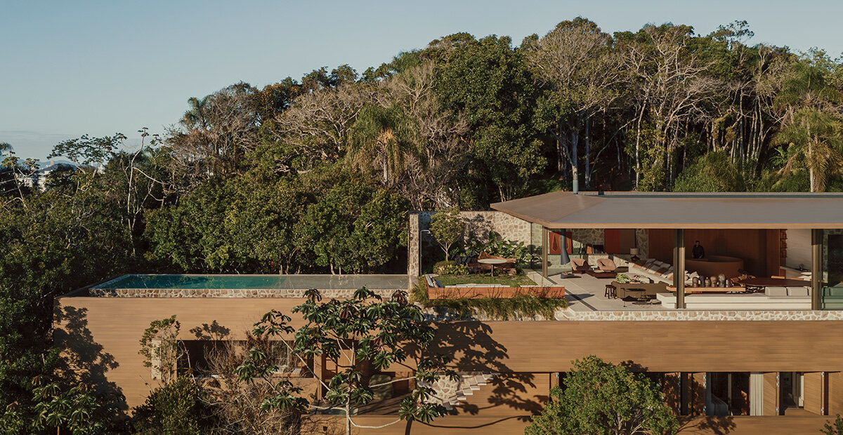 Arthur Casas adapta estrutura especulativa em casa litorânea no Brasil