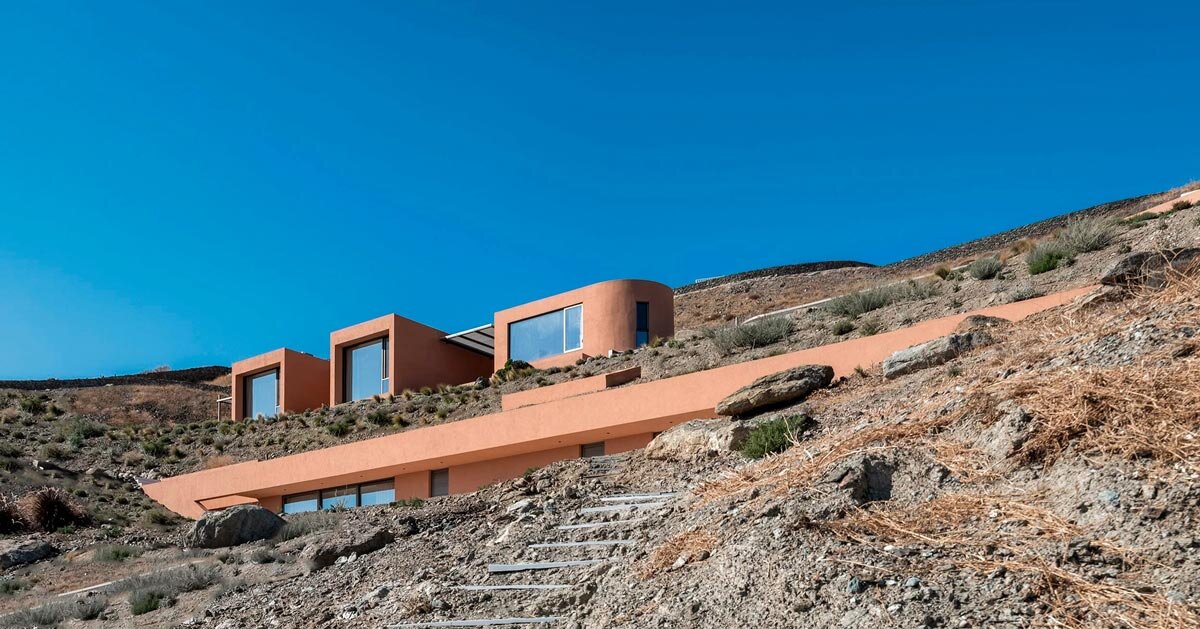 Olen Resort está embutido na encosta da ilha grega em três níveis de terraços