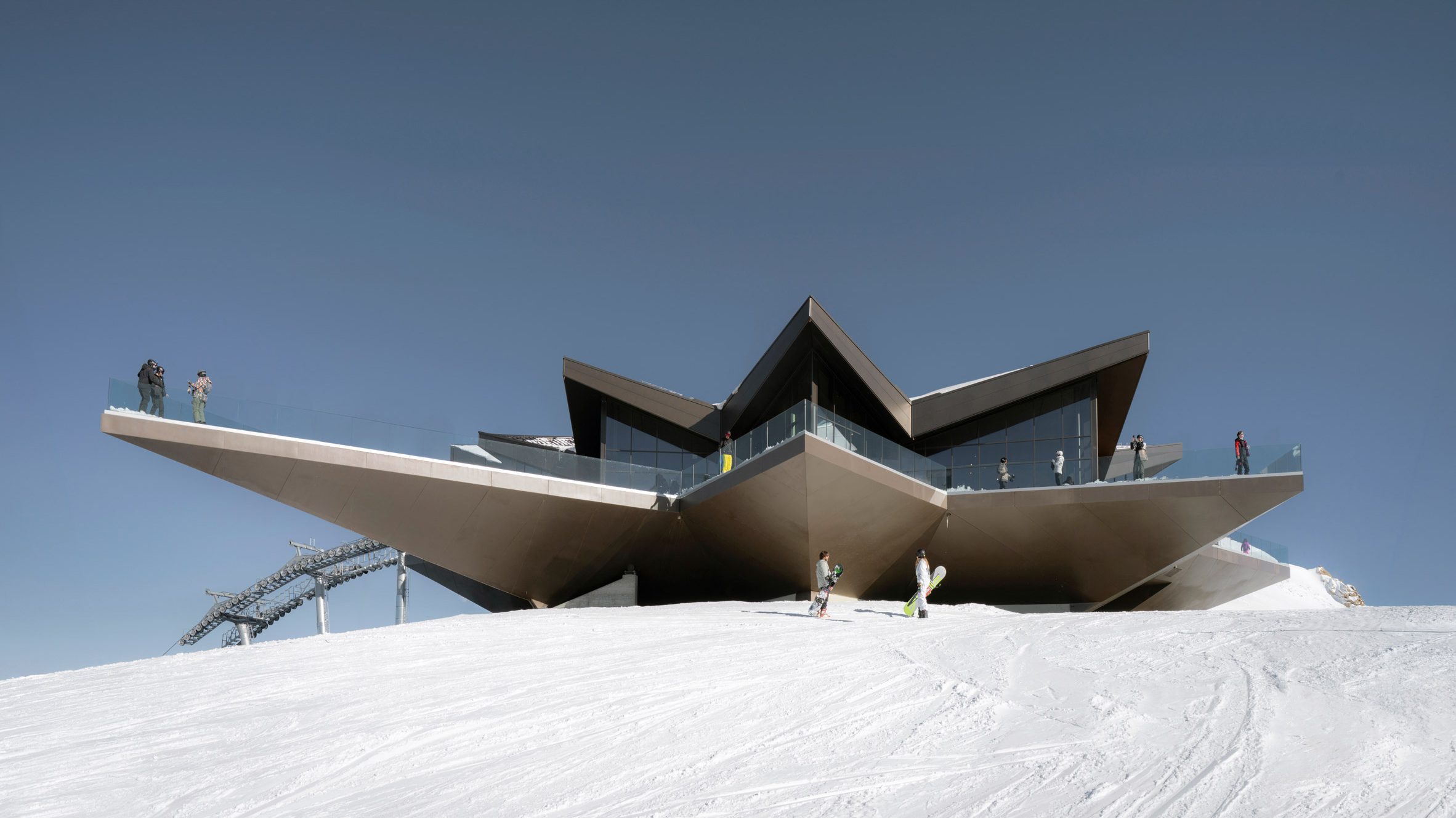 Pico alpino italiano coberto por uma estação de teleférico em forma de estrela