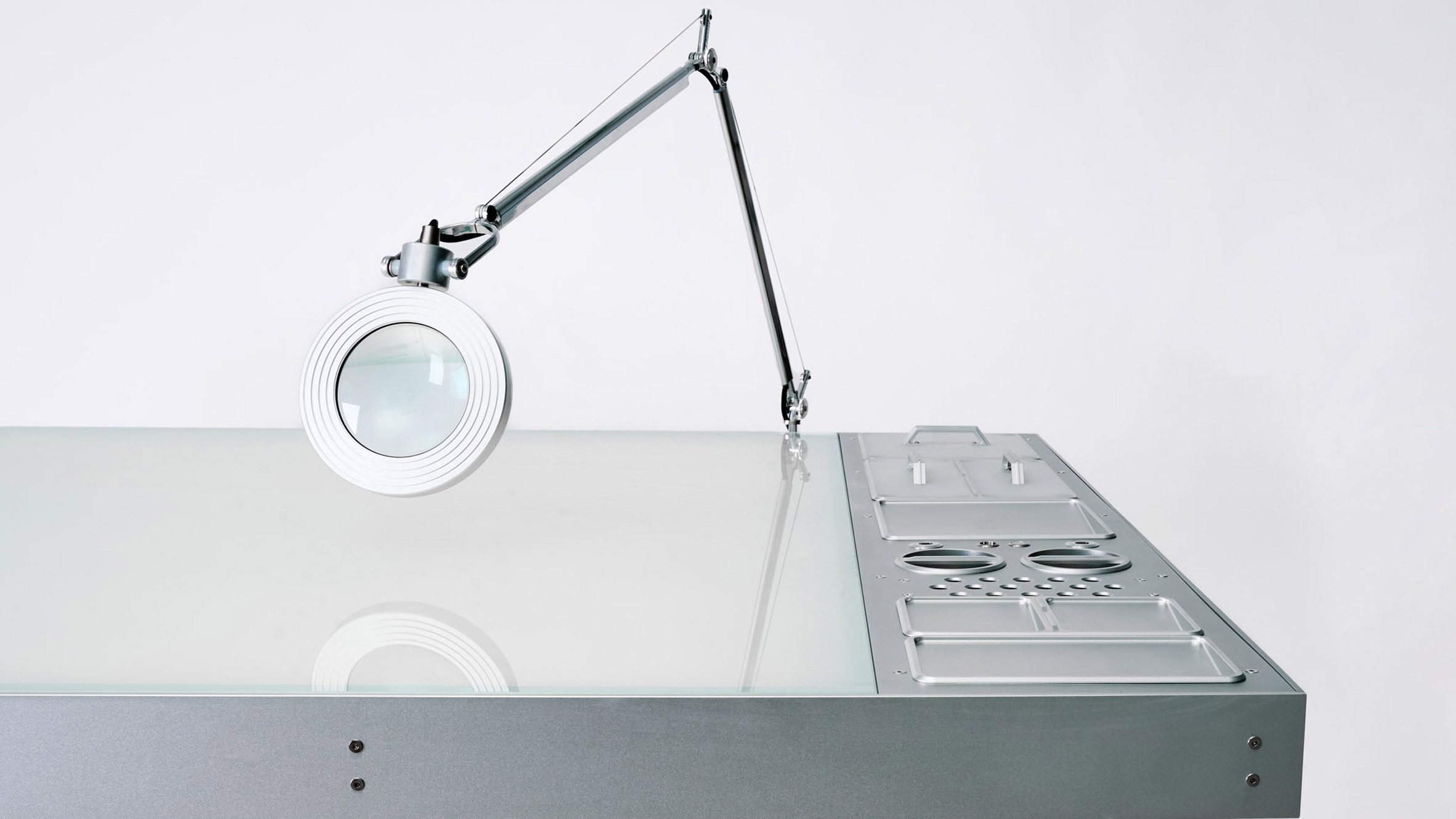Caliper cria mesa de desenho “excessivamente projetada” para Daniel Arsham