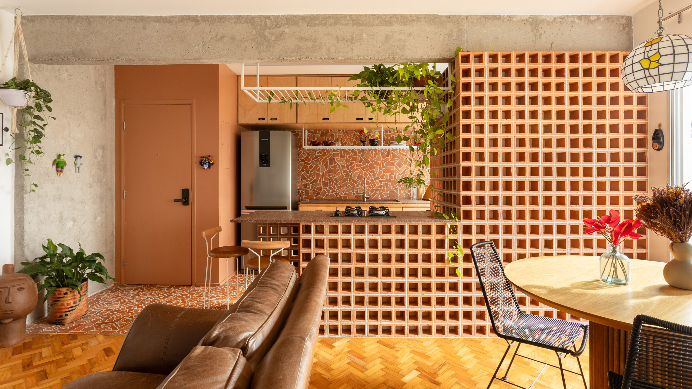 Cota760 Arquitetura instala blocos de brisa em apartamento em São Paulo
