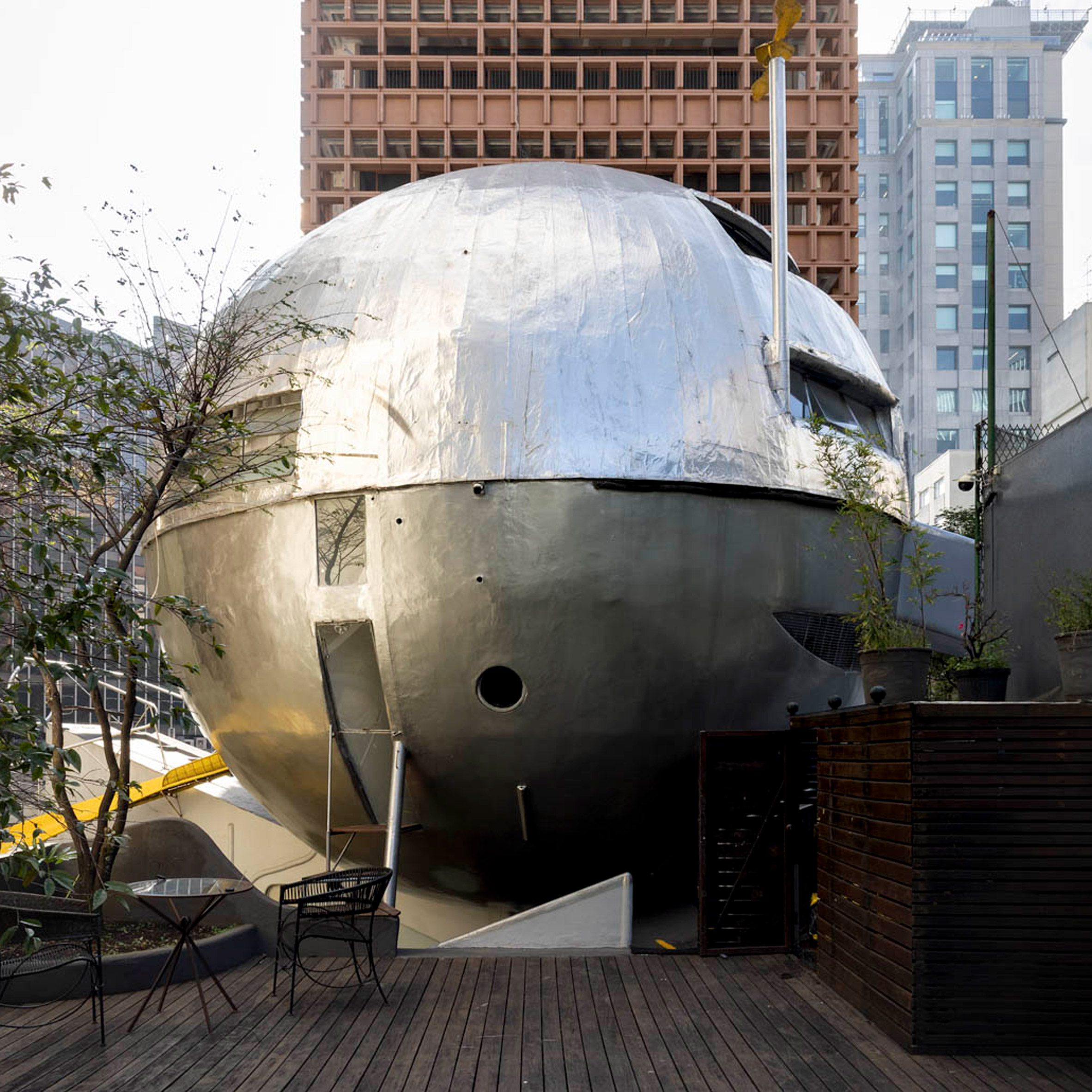 Casa Bola de Eduardo Longo serve de cenário para exposição Aberto