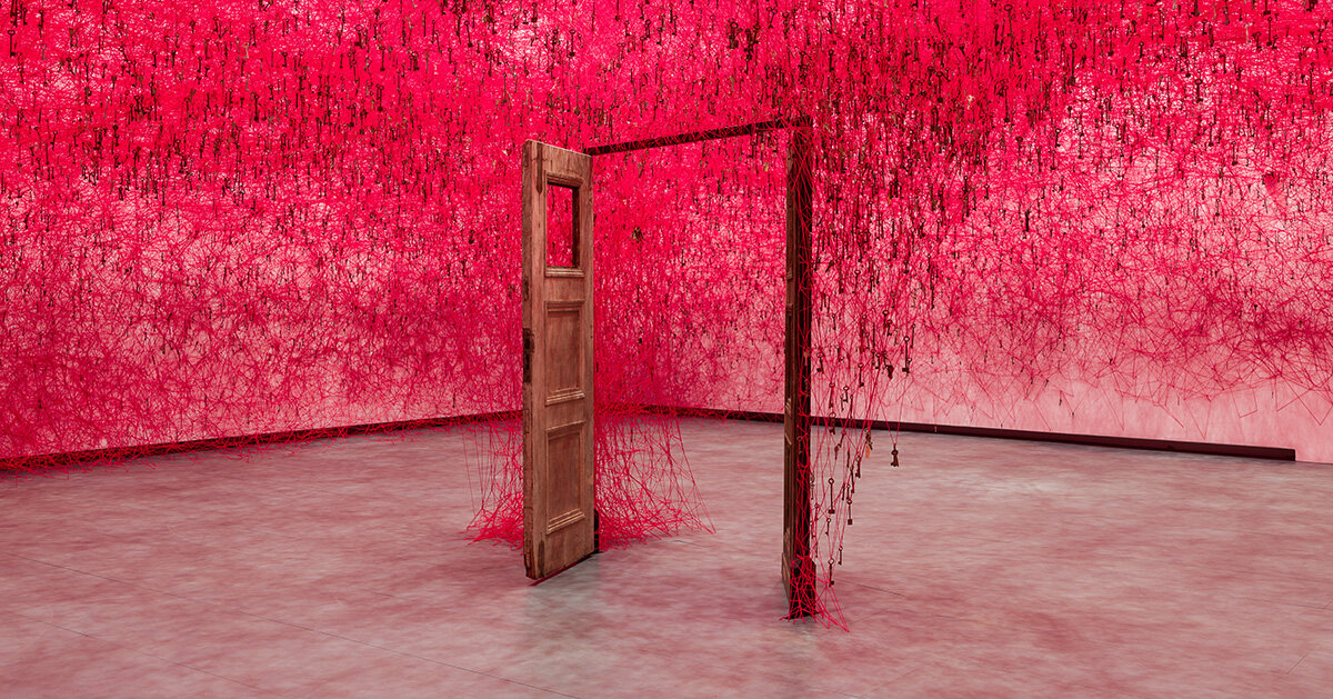 As teias de Chiharu Shiota encontram as instalações de Yin Xiuzhen na Hayward Gallery