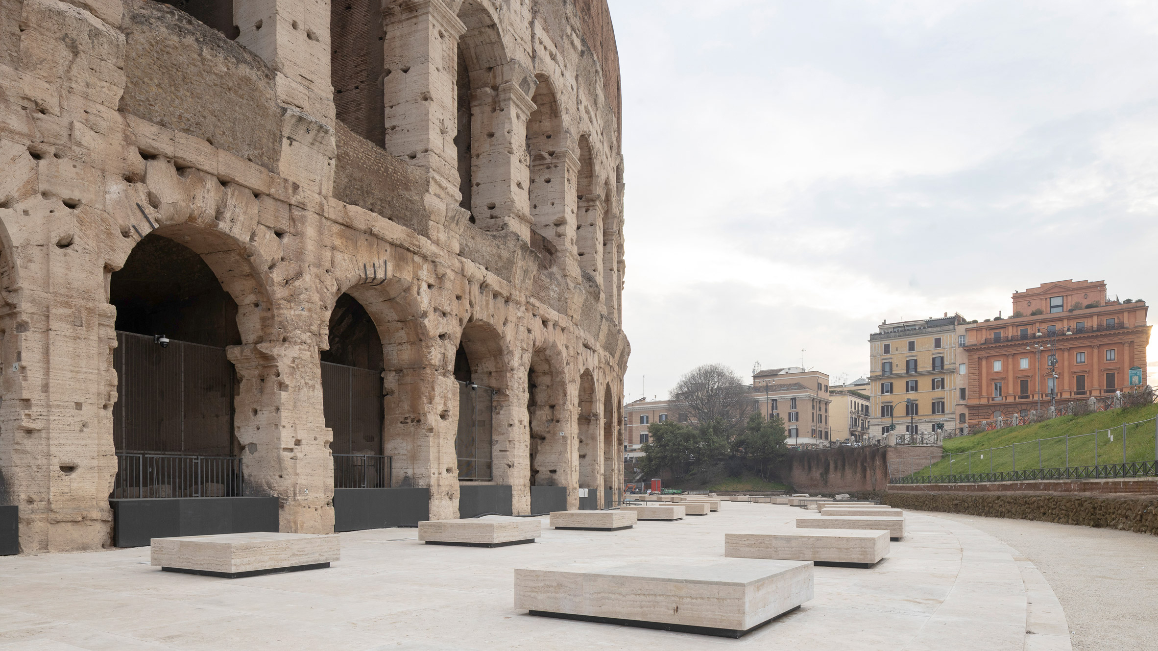 Stefano Boeri cria praça de travertino ao lado do Coliseu