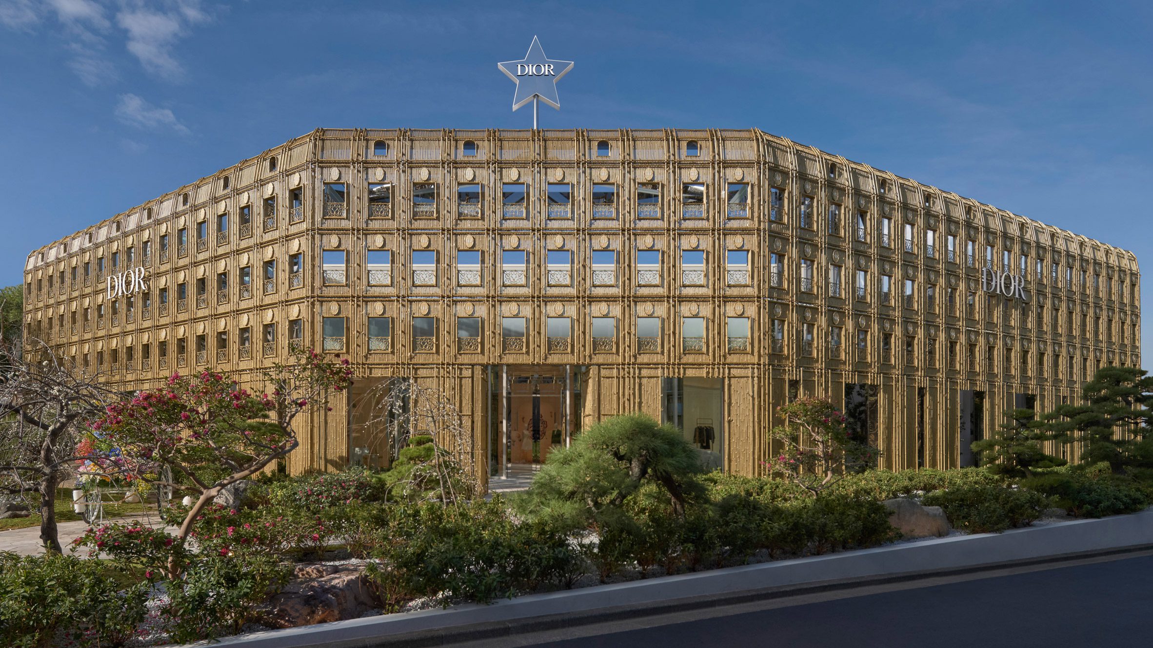 Dior inaugura loja em Tóquio projetada como versão de bambu dourado da HQ
