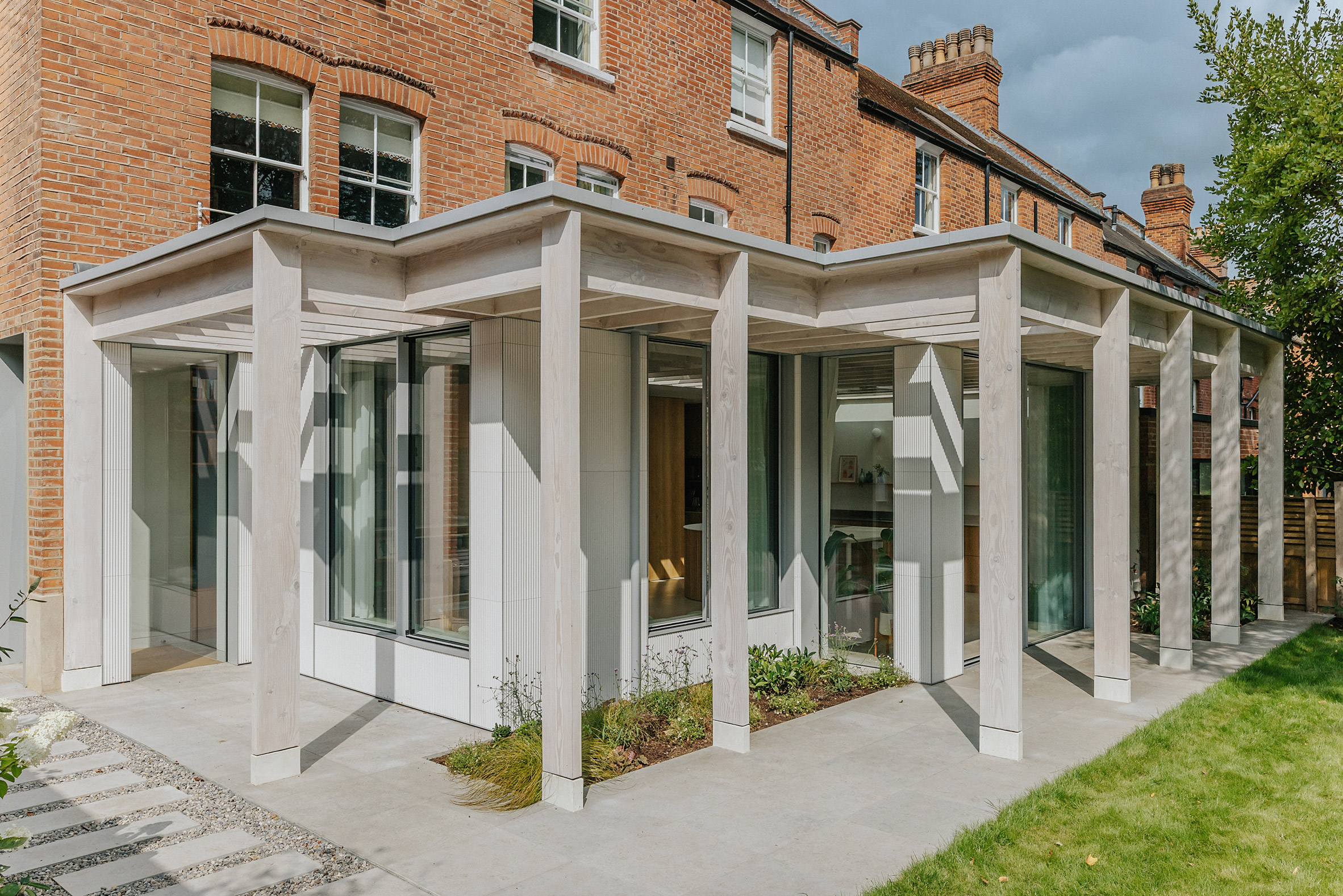 Emil Eve Architects adiciona extensão de abeto Douglas à casa em Londres