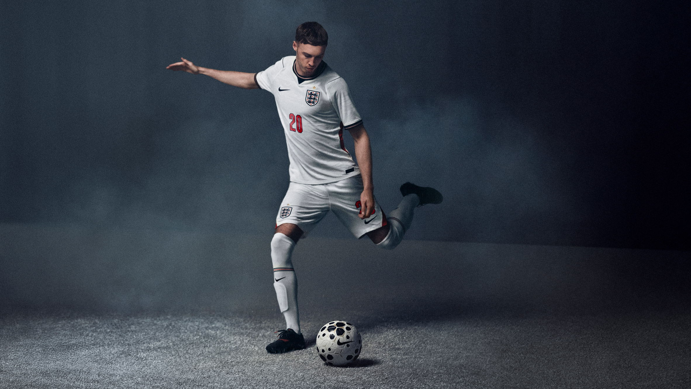 Nike lança uniforme de futebol “assumidamente inglês” para a Copa do Mundo