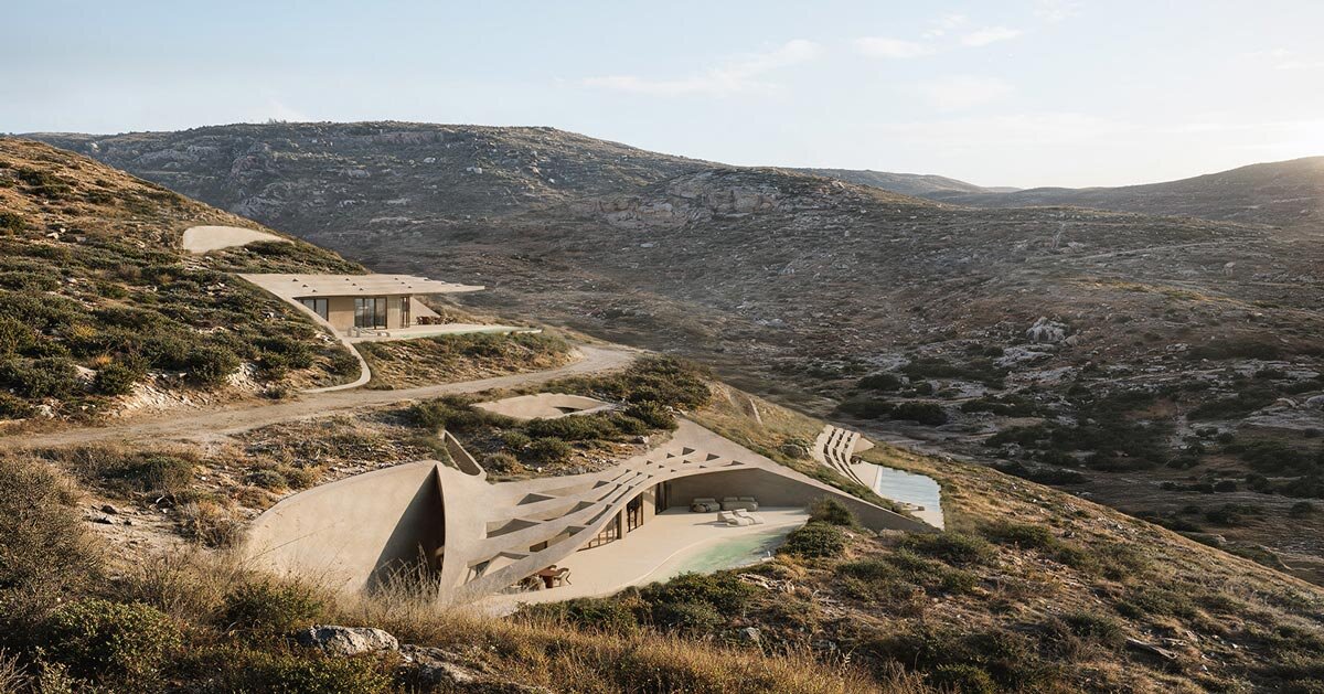 formas de concreto em tons quentes se misturam à paisagem das Cíclades de Kythnos