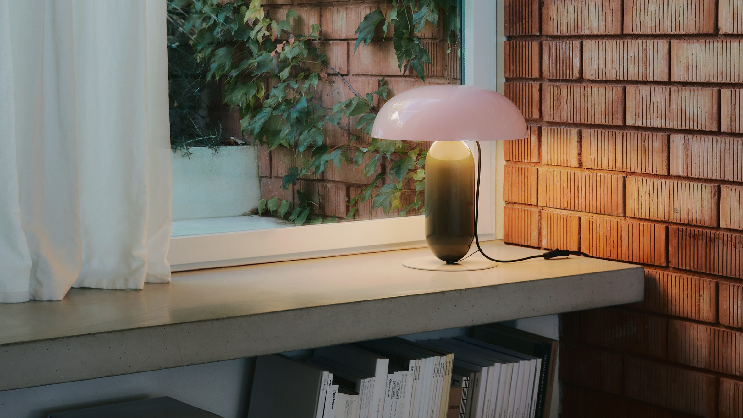 O boletim informativo Dezeen Showroom New Releases inclui lâmpada escultural