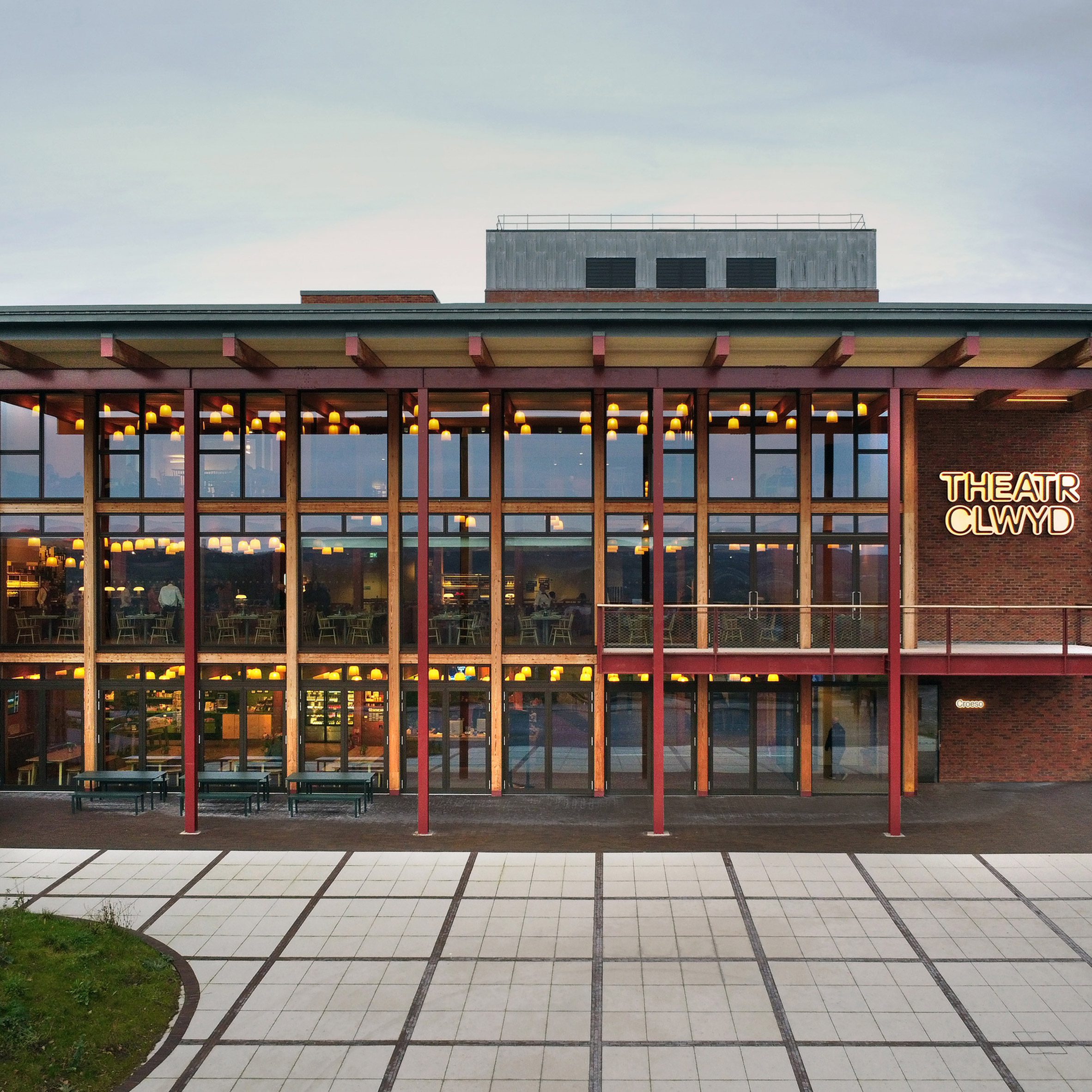Haworth Tompkins revitaliza Theatr Clwyd listado no País de Gales