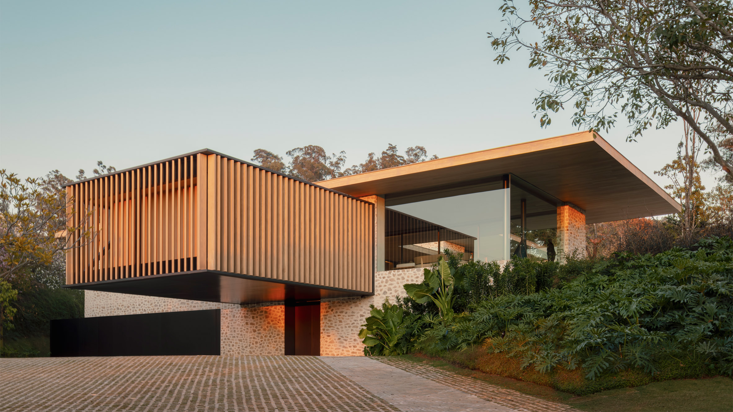Programa cantilevers do Studio Arthur Casas na casa brasileira