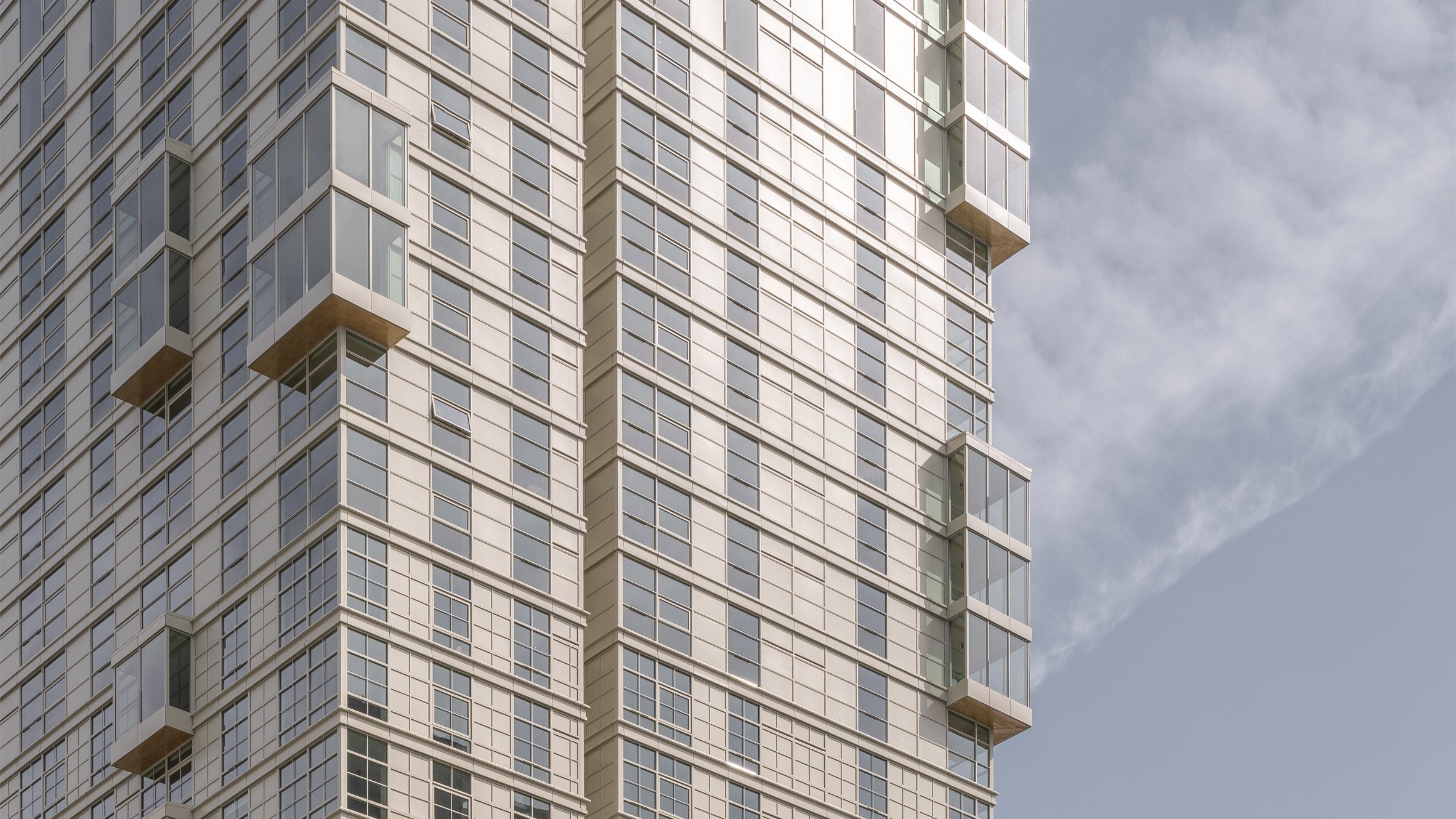 “Sky Lounges” quadrados se projetam da torre Kaye em Seattle