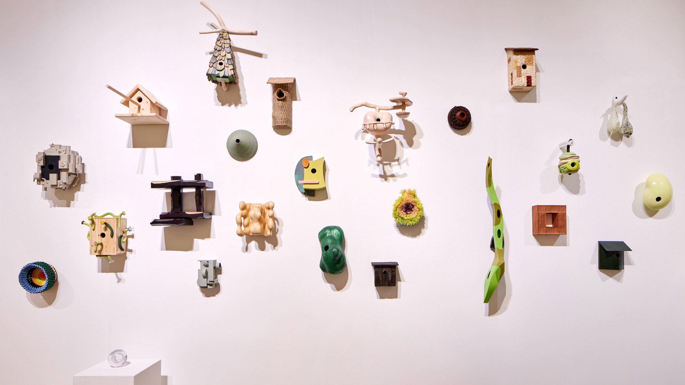 Sabine Marcelis e Max Lamb criam casas de pássaros para exposição