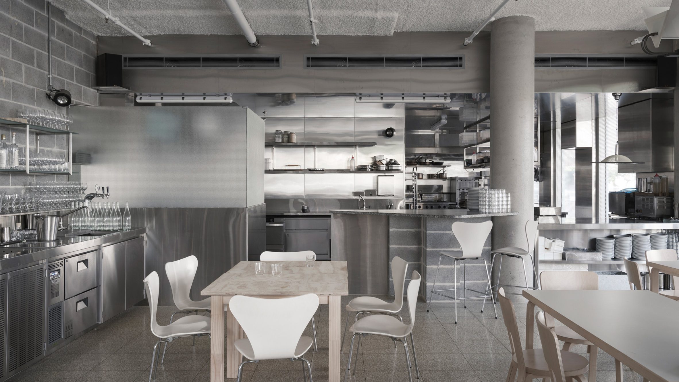 AP Design House projeta taverna “relaxada e habitada” em Sydney