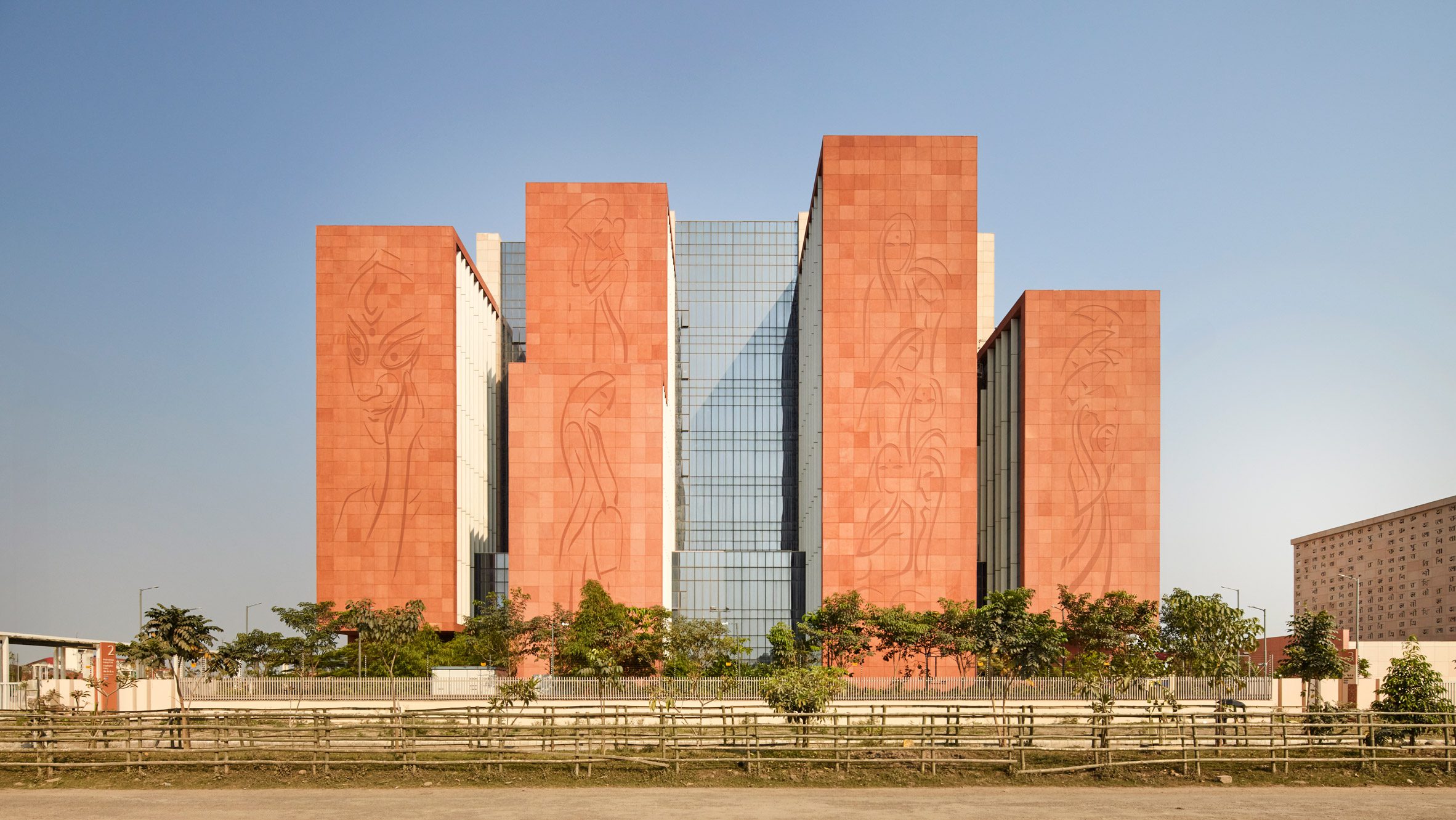Murais de arenito adornam o ITC Green Center da Morphogenesis