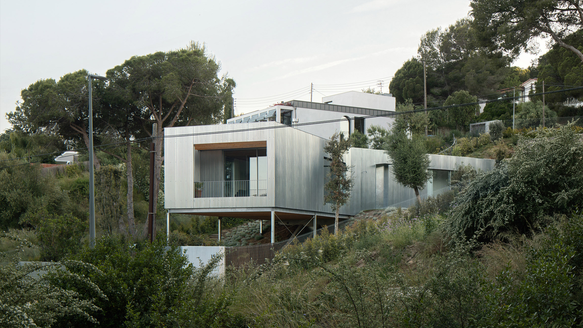 Oito casas contemporâneas erguidas sobre palafitas