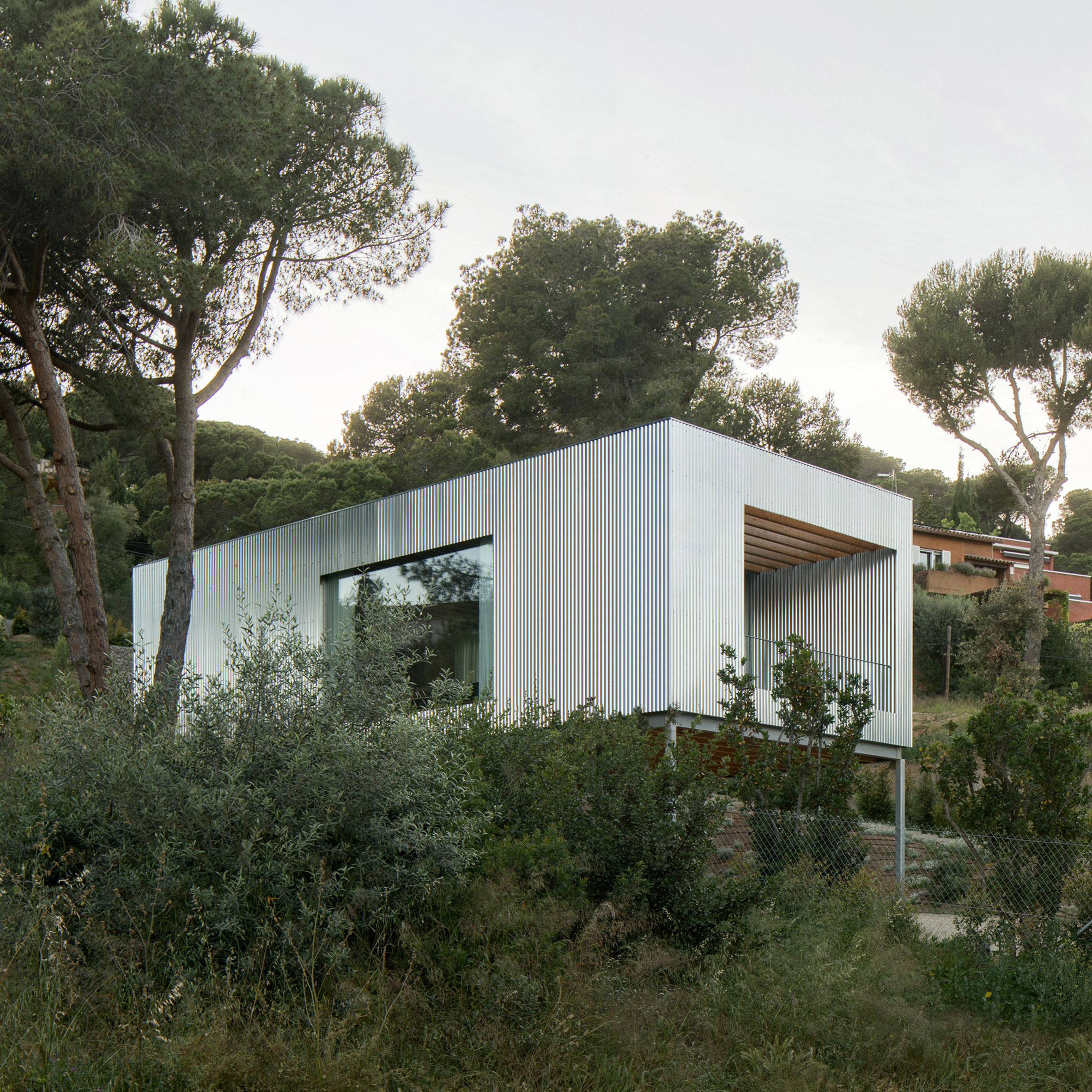 Casa costeira em Barcelona apoiada em suportes de aço