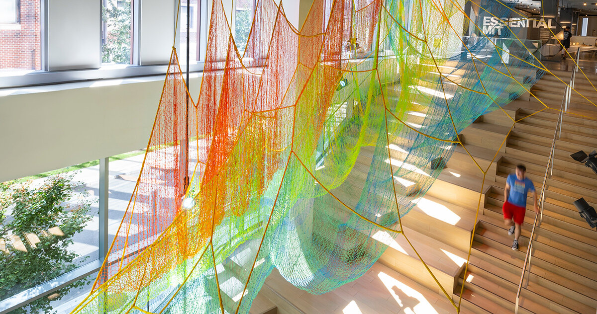 Vídeo do MIT mostra como Janet Echelman traduz dados climáticos em arte tecida