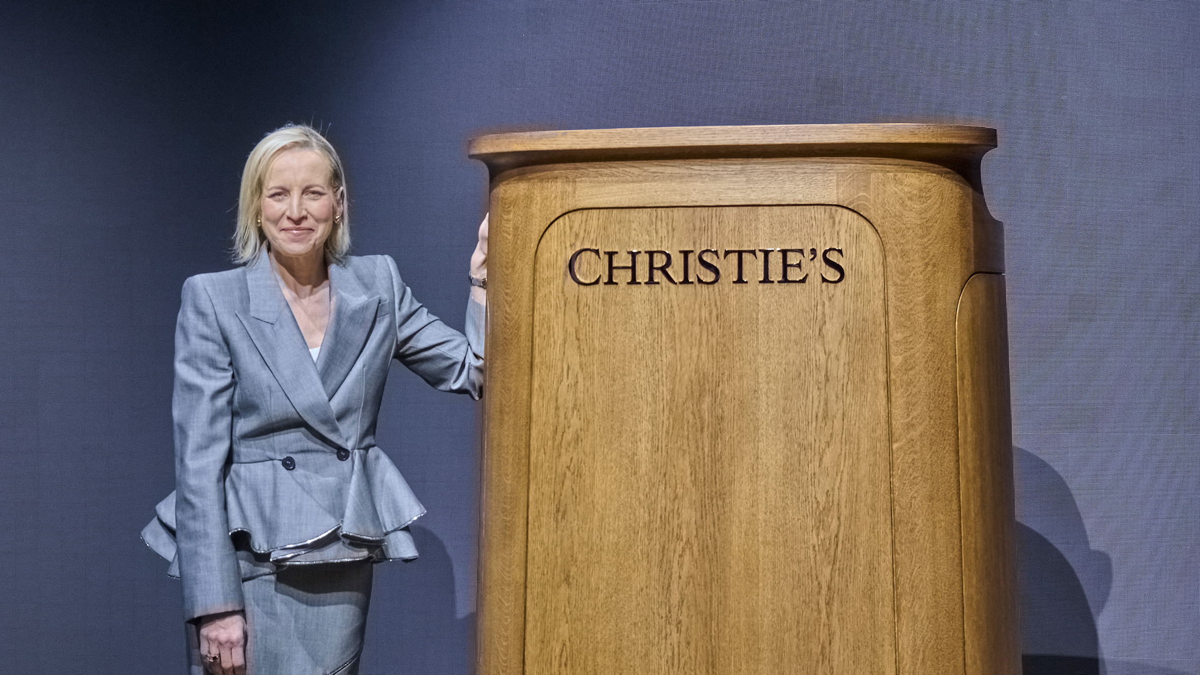 Jony Ive projeta tribuna de carvalho para casa de leilões Christie’s