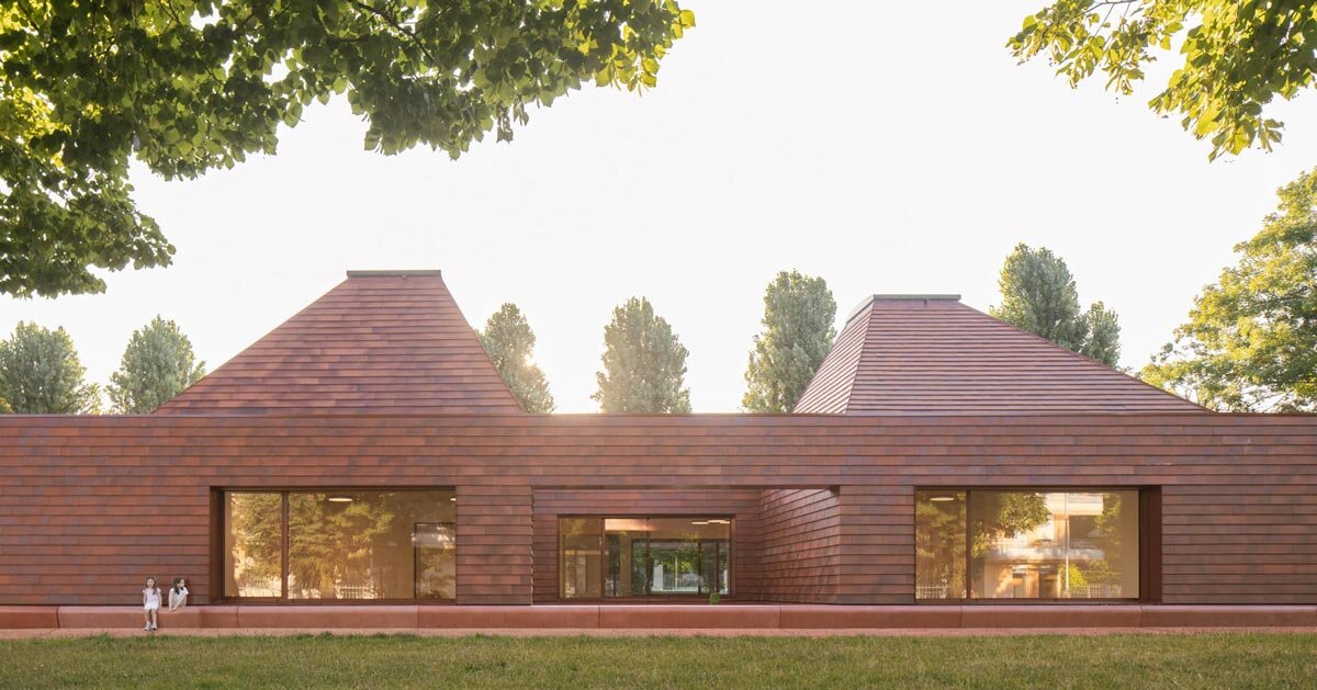 casas piramidais com azulejos de terracota envolvem jardim de infância na Itália