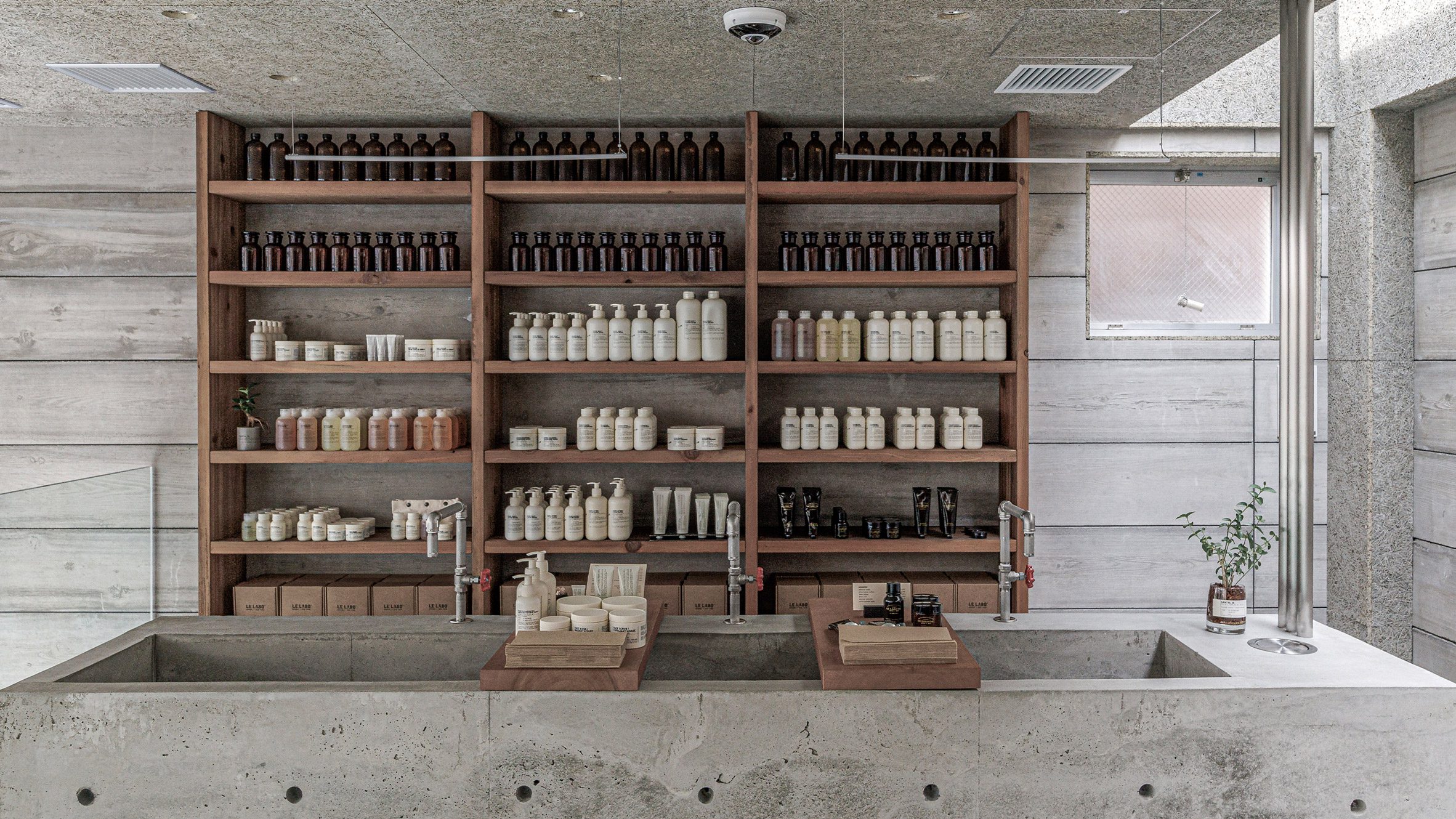 Schemata Architects projeta loja Le Labo para refletir o cenário de Tóquio