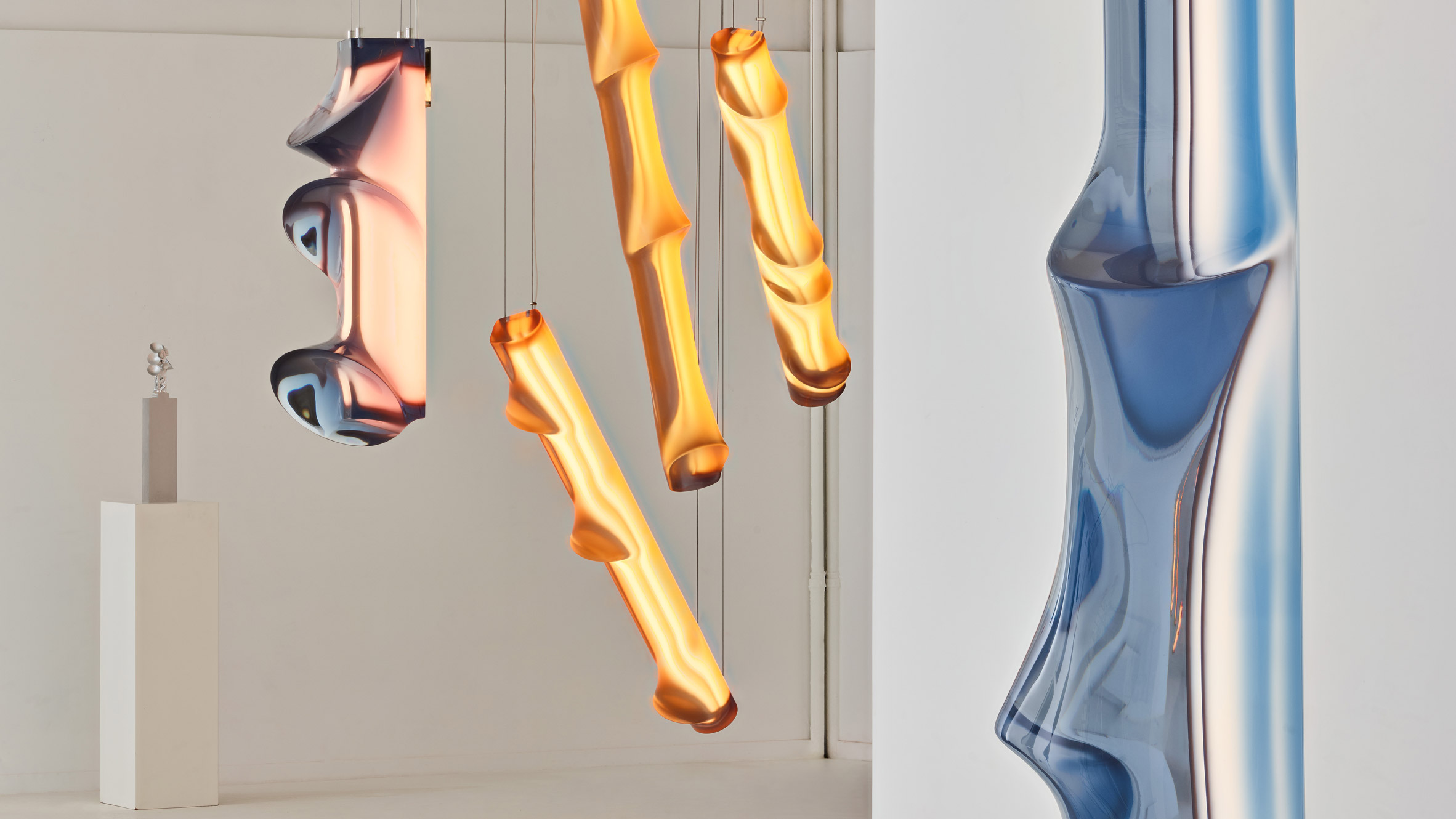 Laurids Gallée molda iluminação de resina como mastros de antena brilhantes