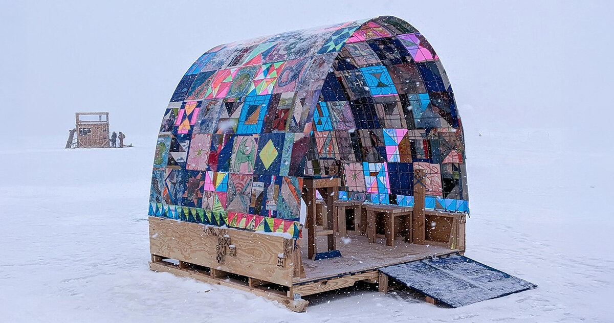 uma favela de gelo enrolada em uma colcha dá cor a um lago congelado em Minnesota