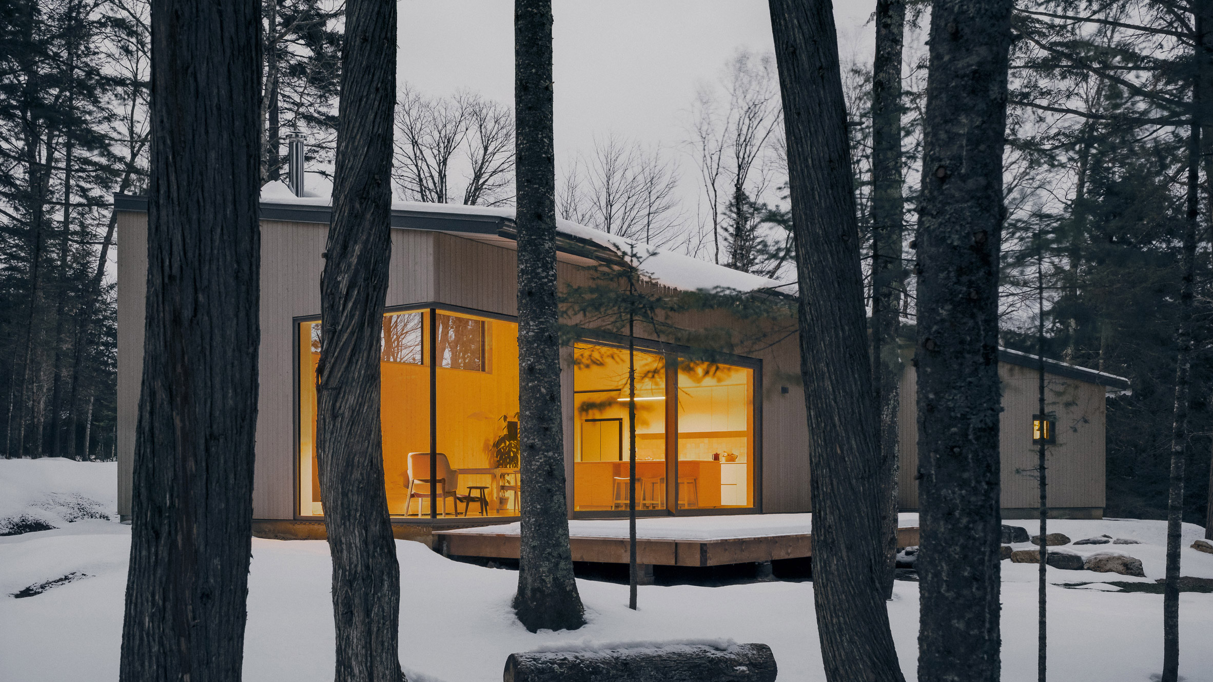 Ravi Handa Architect faz referência a caminhadas pela floresta em casa em Quebec