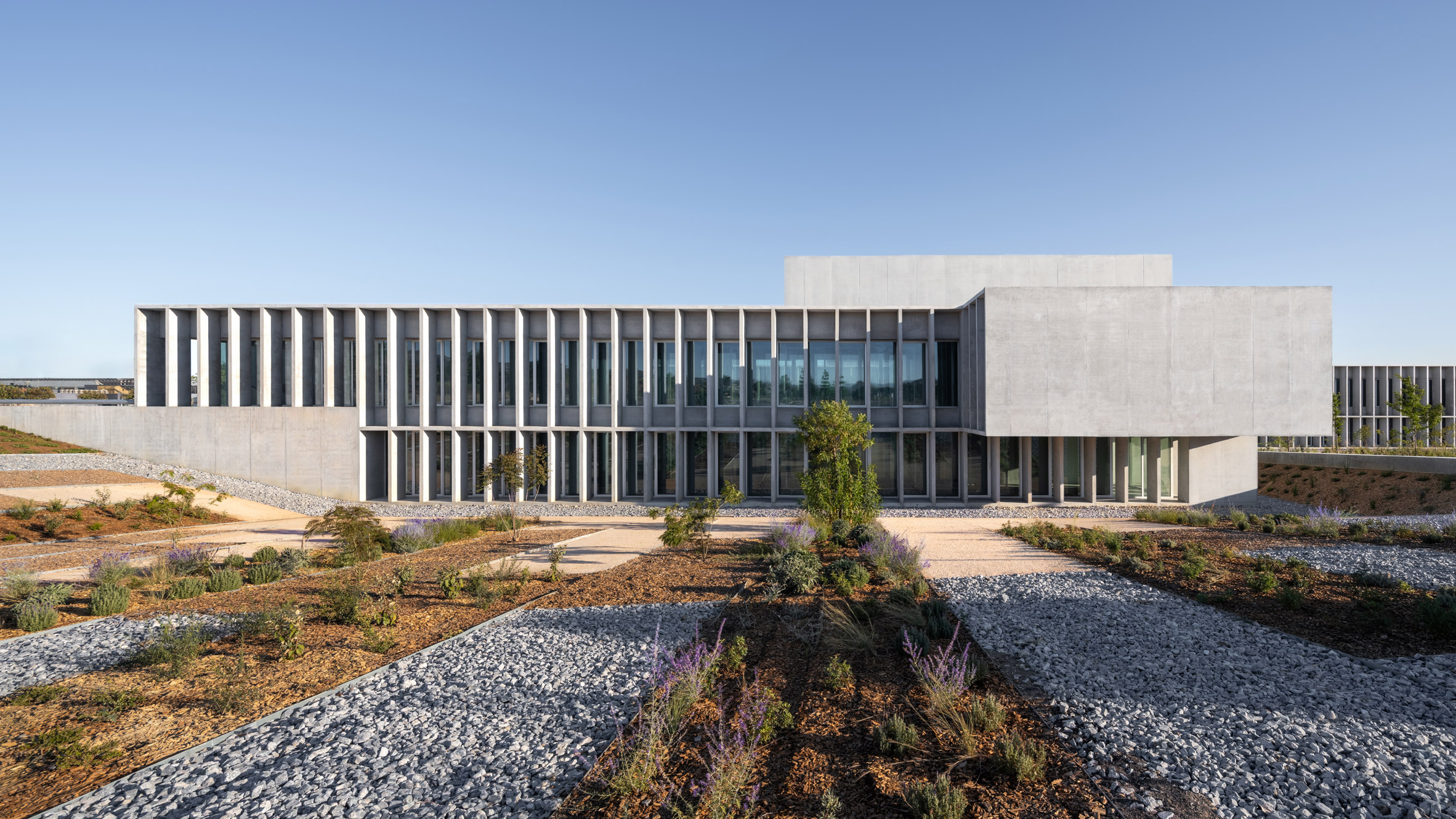Claustros de concreto gradeado definem edifício universitário em Málaga