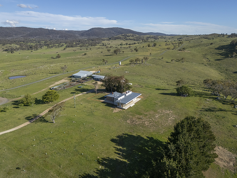 pavilhão de aço amplia casa de fazenda histórica no planalto de Monaro, na Austrália