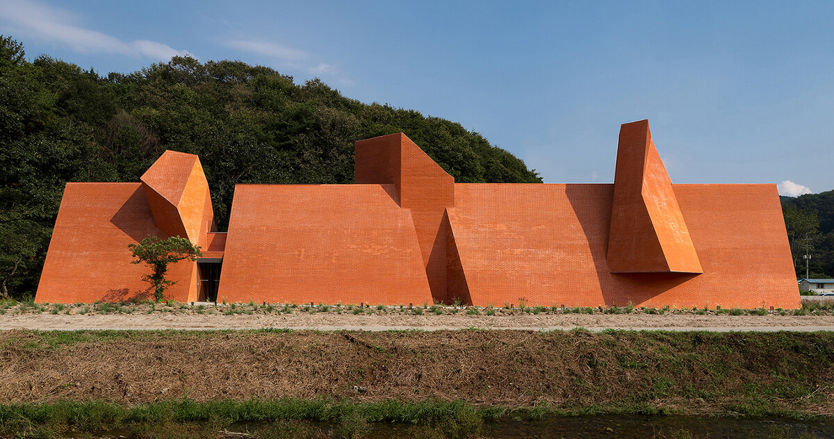 este café monolítico na Coreia do Sul evoca uma antiga fortaleza