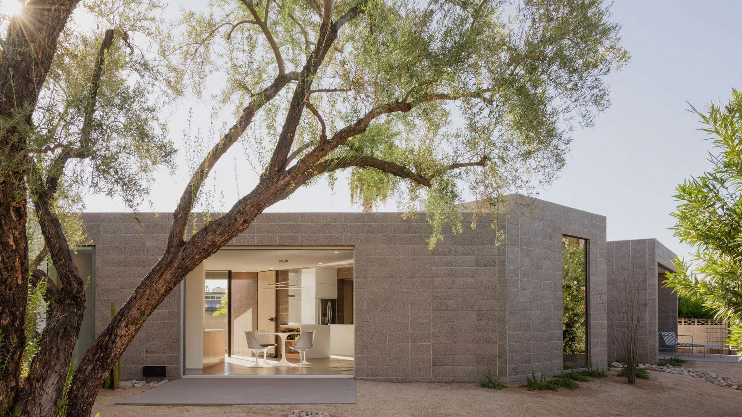 Benjamin Hall Design cria ADU de alvenaria no Arizona