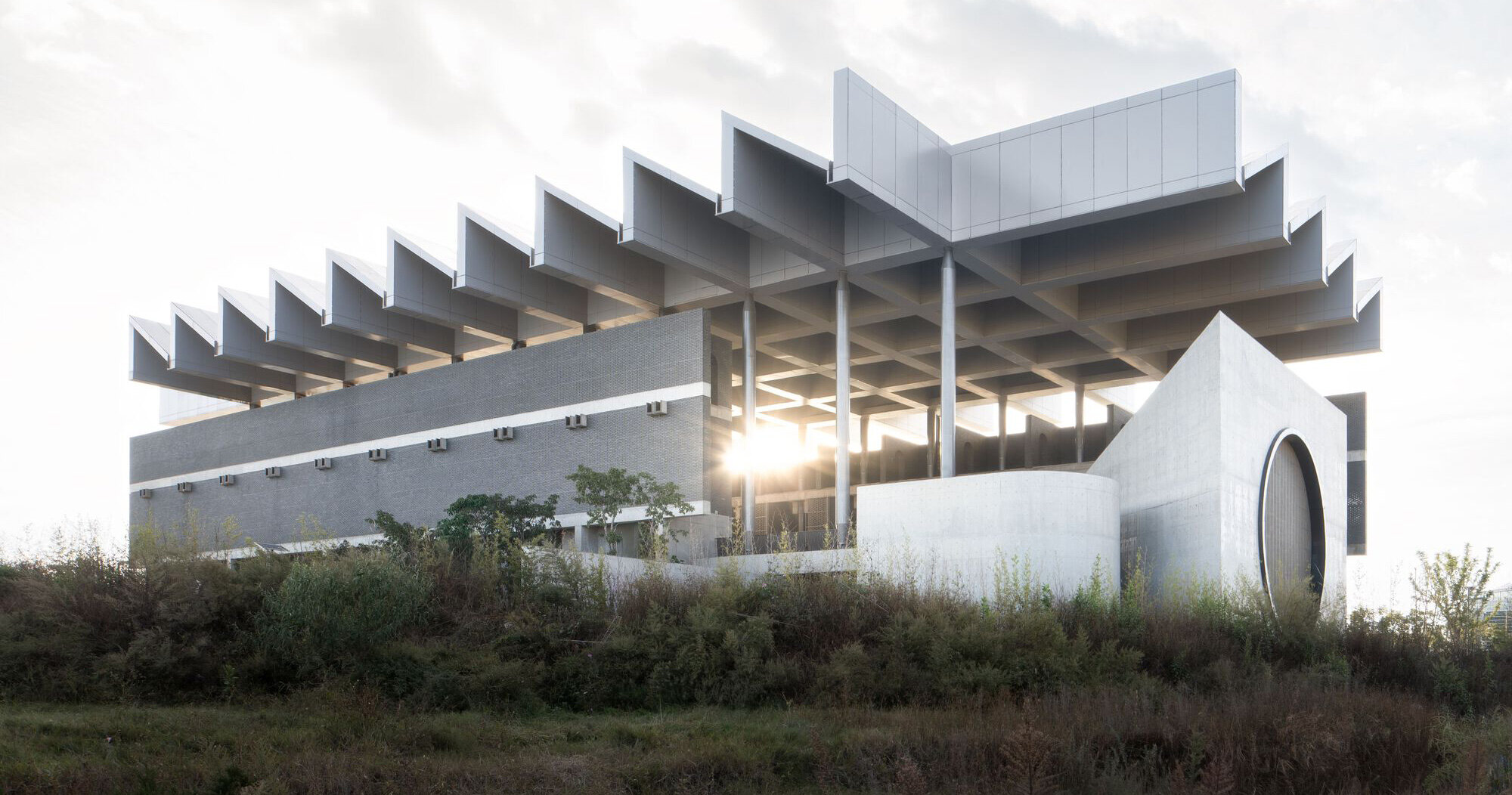 arquitetos tanghua criam museu monumental para documentários