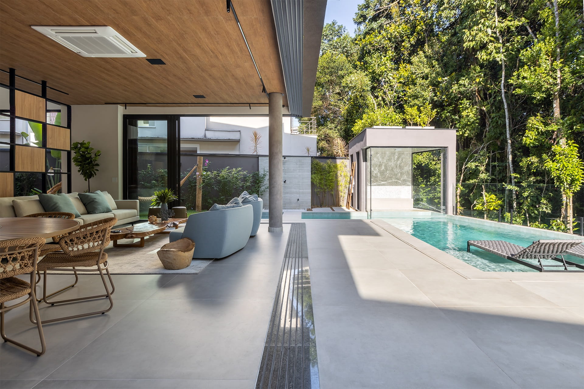projeto dá vida a casa de praia com toque contemporâneo