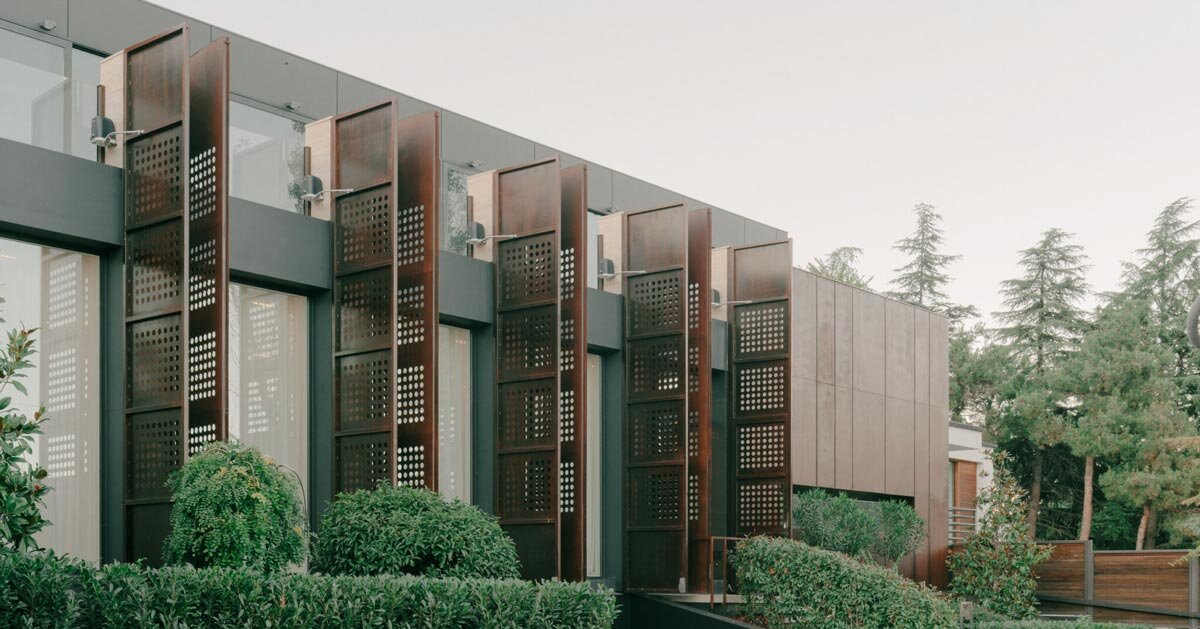 portas de ferro perfuradas moldam fachada cinética da TIMM Architecture