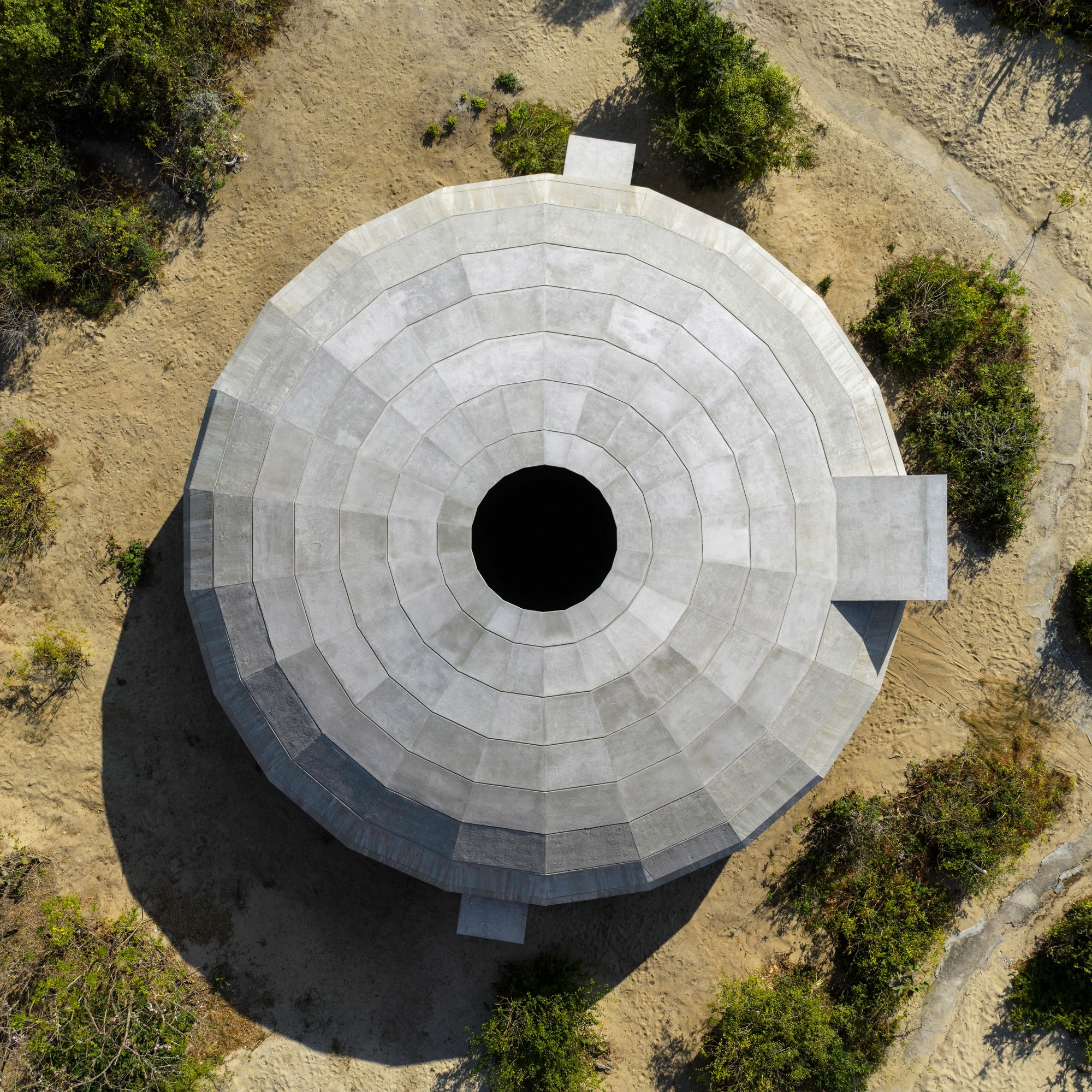 OMA inaugura Pavilhão de Cogumelos Casa Wabi com cúpula
