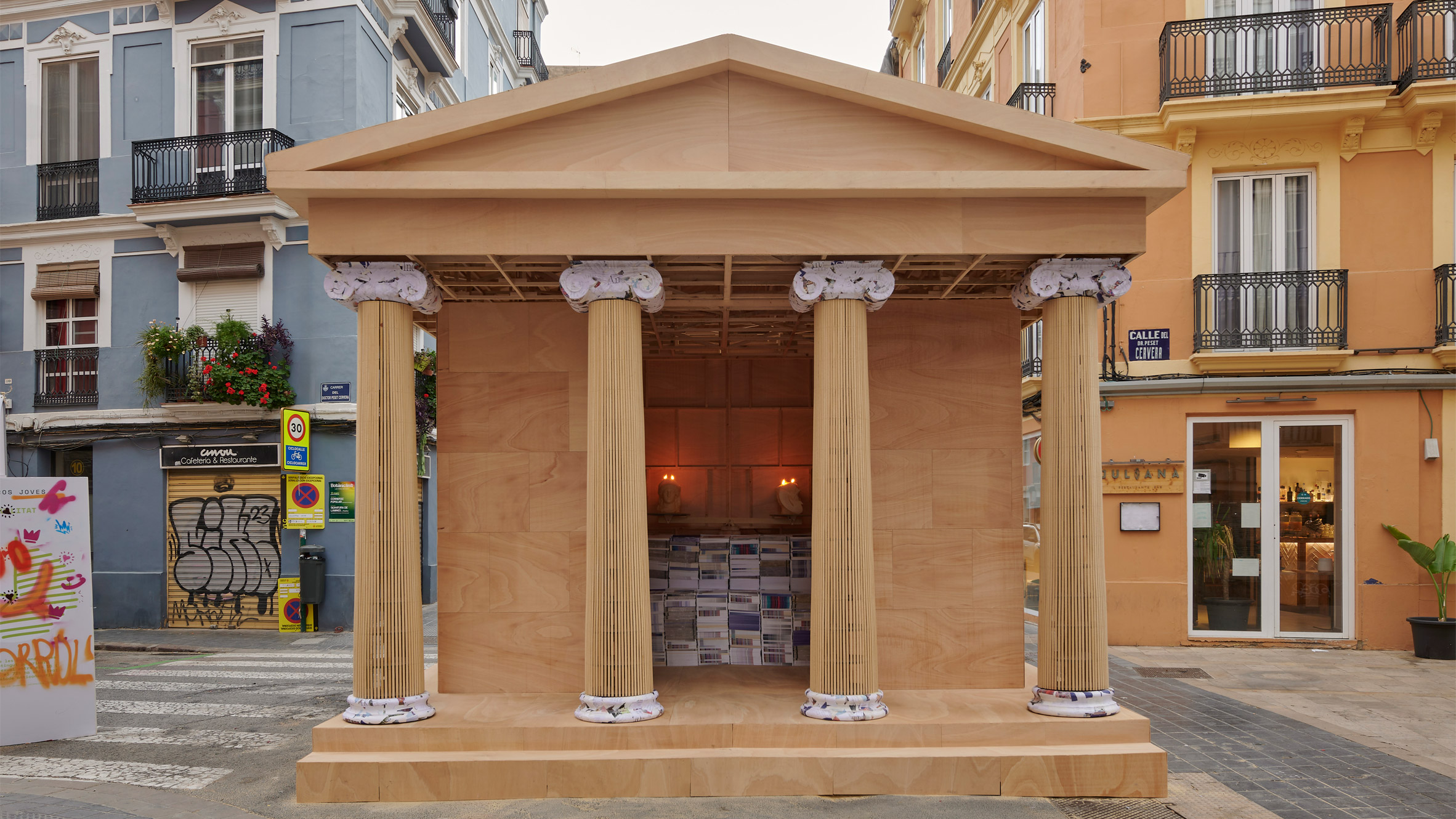 PichiAvo constrói templo para incendiar no festival Fallas de Valência