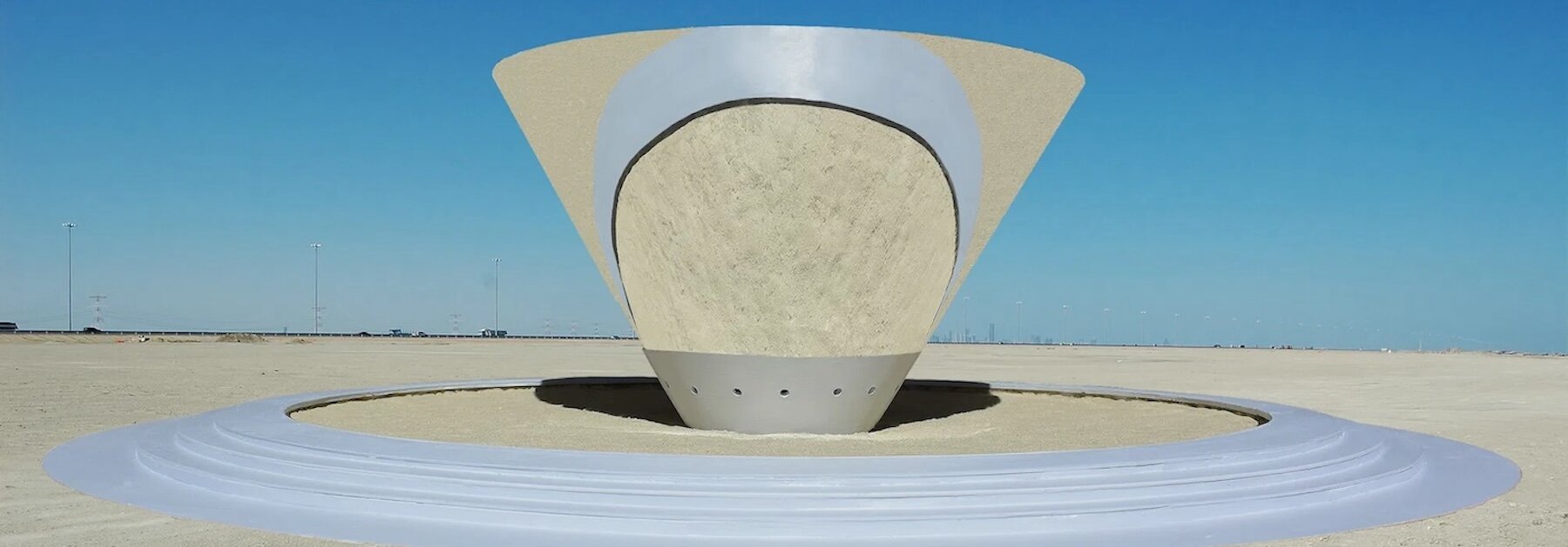 A instalação lúdica e interativa do cone reflete a arte da areia dos espectadores