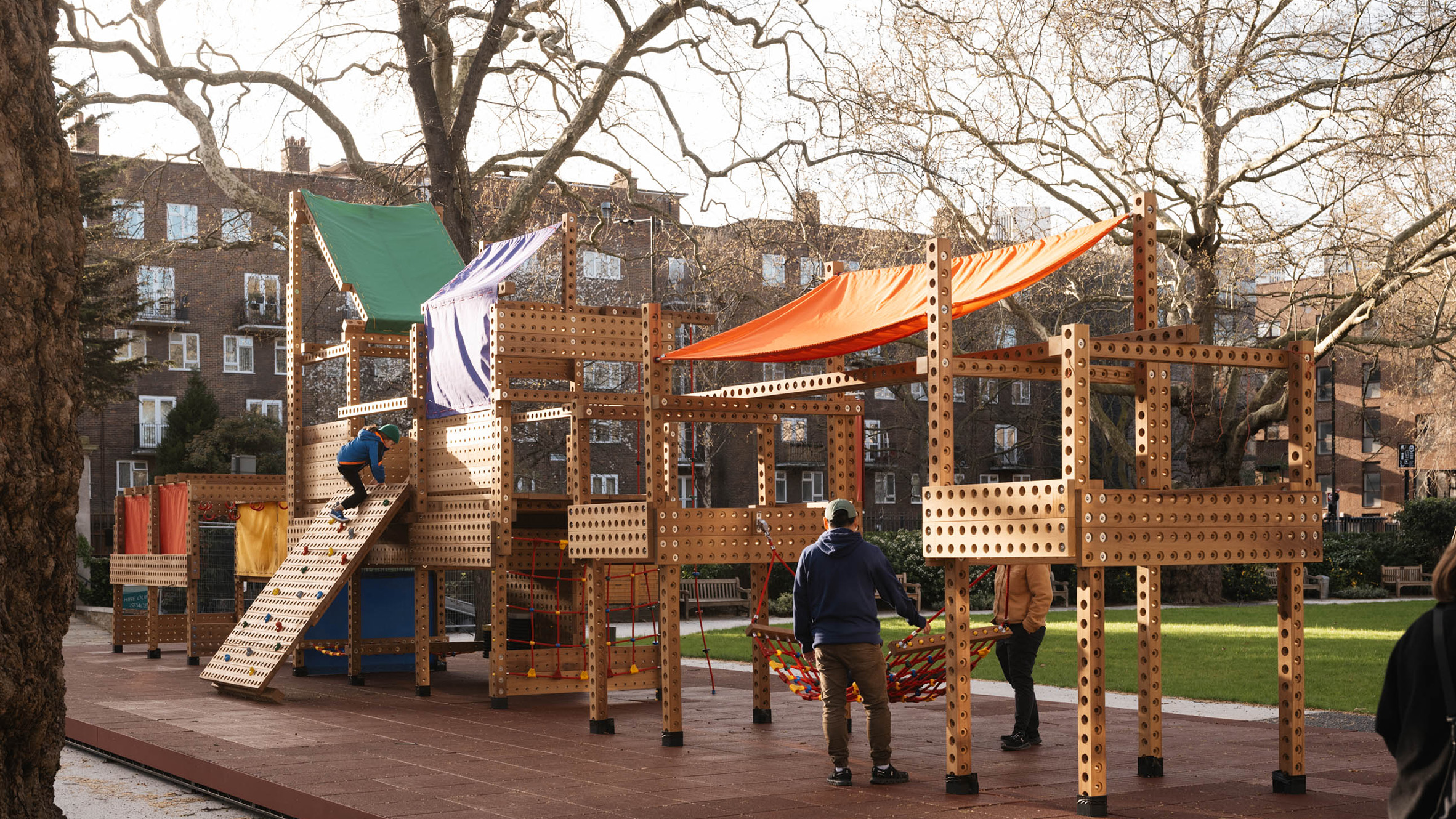 Playrise projeta playground fácil de construir para crianças que fogem da guerra