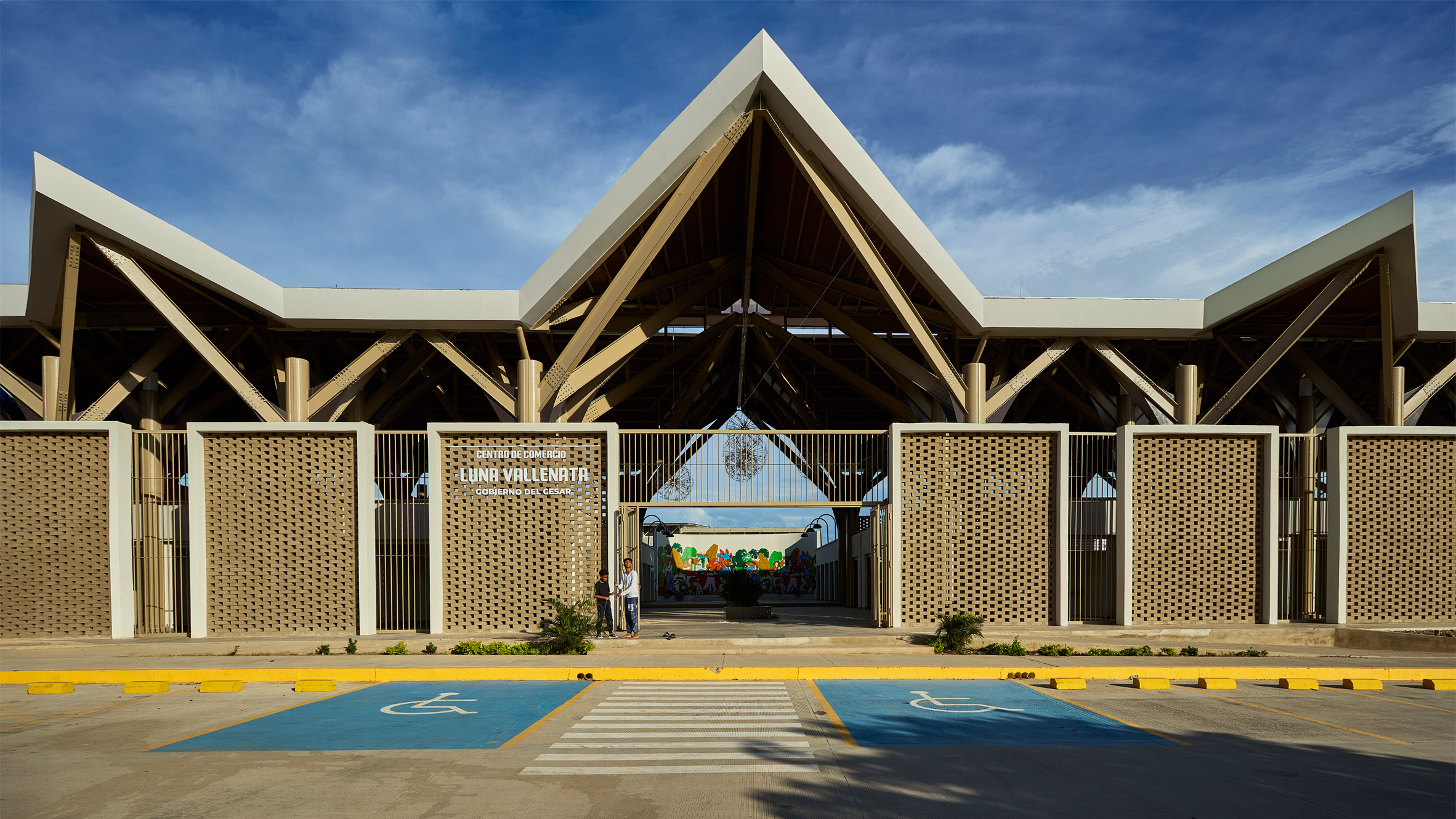Tarq Studio projeta mercado angular arejado na Colômbia