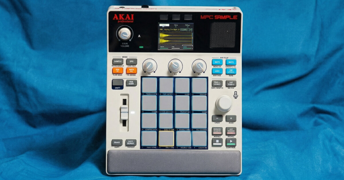 A amostra retrofuturista de MPC é um dispositivo portátil de DJ