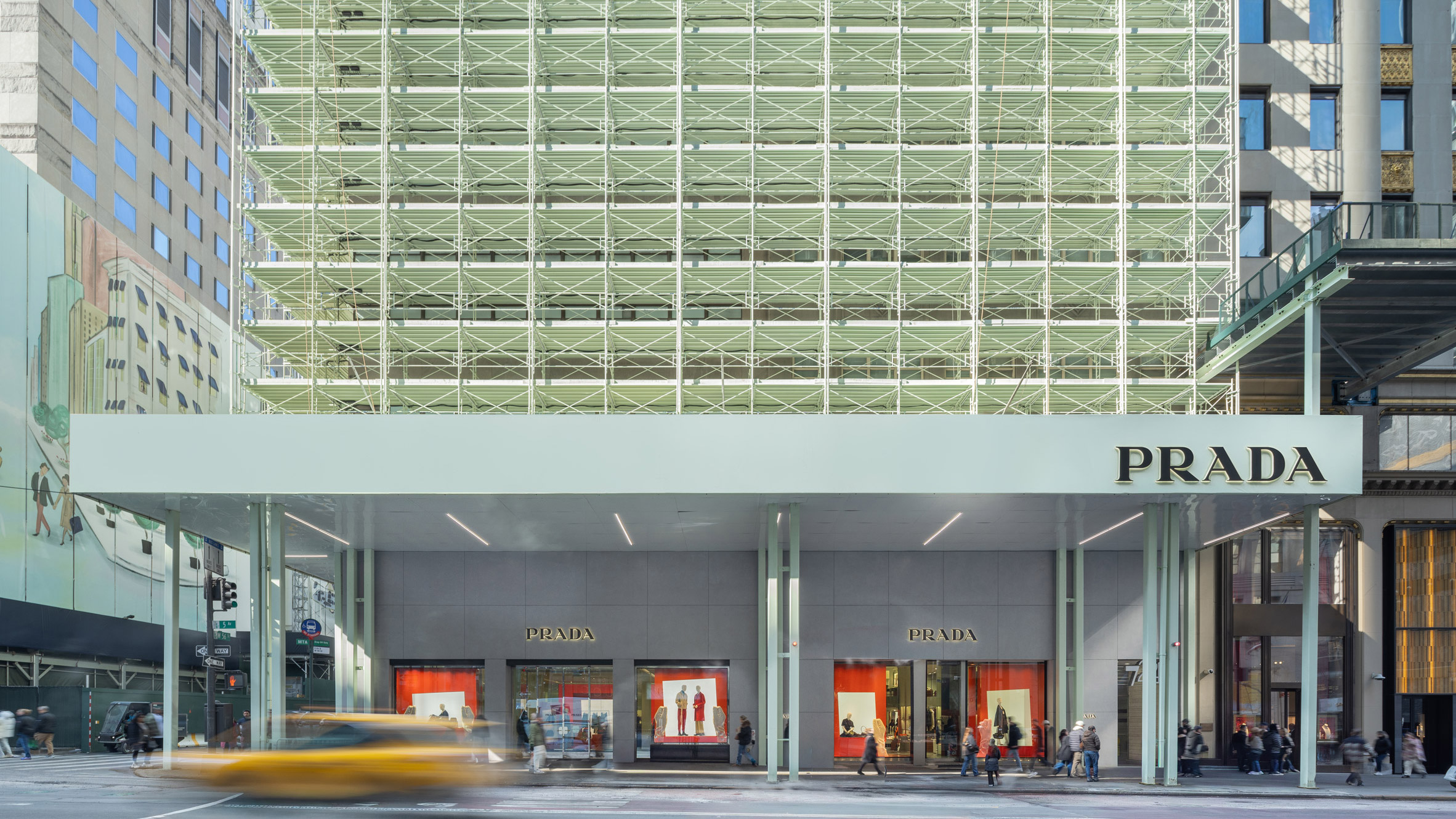 Prada brinca com andaimes típicos de Nova York com instalação de malha